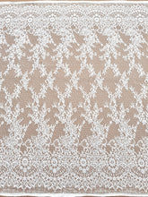 Dantela Chantilly Ivory cu Perle, Margele si Paiete - Cupon 3 m