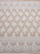 Dantela Chantilly Ivory cu Perle, Margele si Paiete - Cupon 3 m