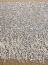 Dantela Couture Argintie pe Tulle Nude cu Pene de Strut, cu Model Liniar, cu Margele si Paiete