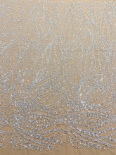 Dantela Couture Argintie pe Tulle Nude cu Model Geometric, cu Perle, Margele si Paiete