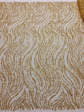 Aranyszínű Couture Csipke Lineáris Mintával, Gyöngyökkel és Flitterekkel