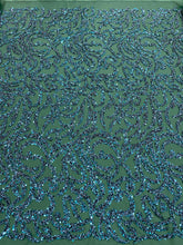 Dantela Couture Smaragdzöld Geometriai Mintával, Gyöngyökkel és Flitterekkel