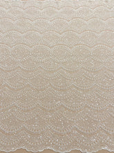 Elefántcsont csipke geometriai mintával, gyöngyökkel és flitterekkel