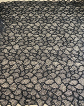 Fekete csipke geometriai mintával, gyöngyökkel és flitterekkel