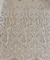 Elefántcsont csipke geometriai mintával, gyöngyökkel és flitterekkel