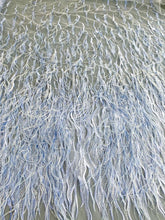 Kék csipke tollakkal és flitterekkel