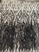 Fekete csipke tollakkal és flitterekkel