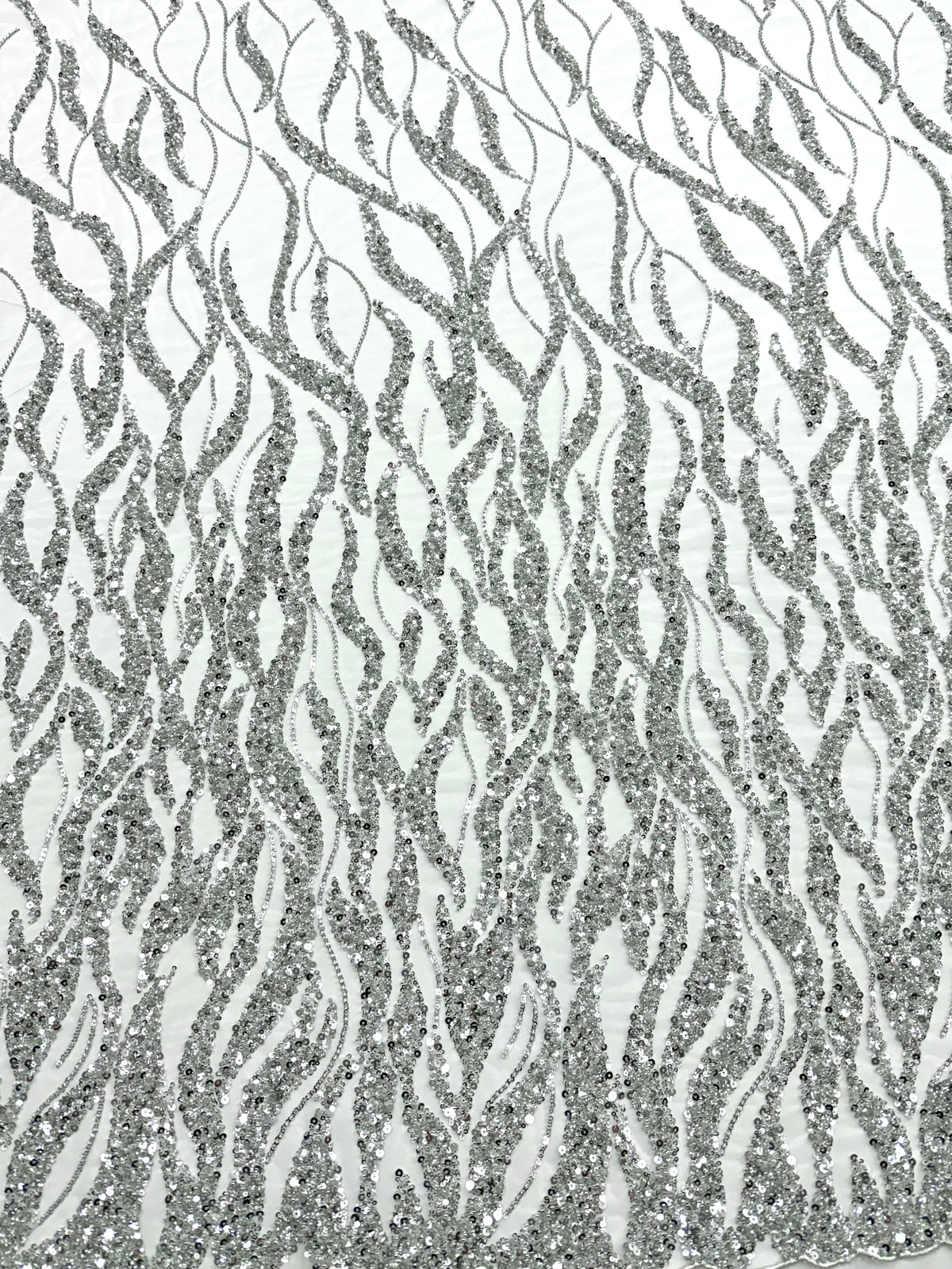 Csipke Couture ezüst tüllön, elefántcsont színben, gyöngy- és flitterfüzérekkel, gyöngyökkel és flitterekkel