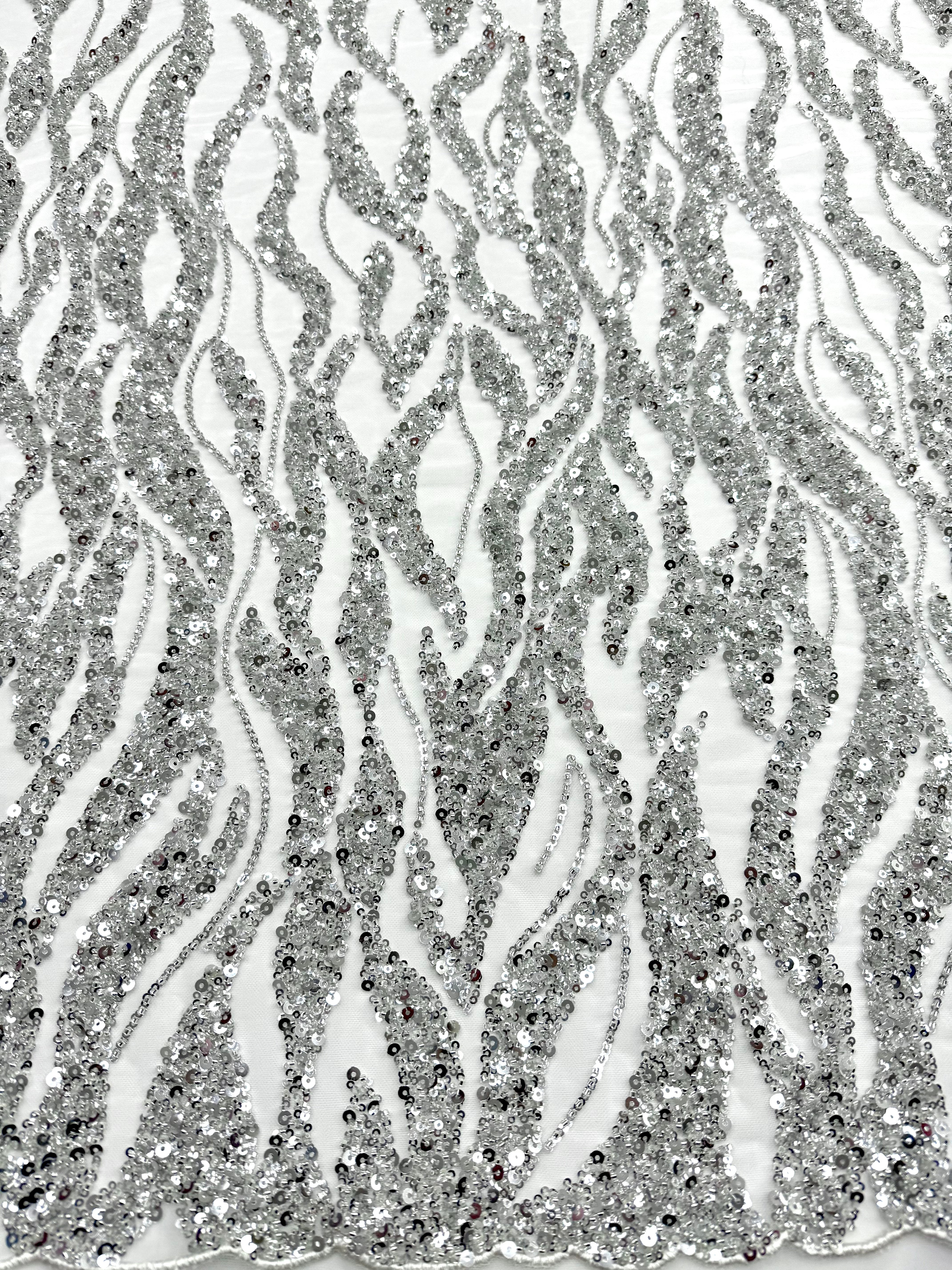 Csipke Couture ezüst tüllön, elefántcsont színben, gyöngy- és flitterfüzérekkel, gyöngyökkel és flitterekkel