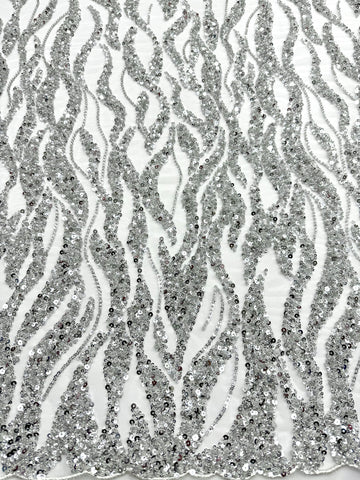 Csipke Couture ezüst tüllön, elefántcsont színben, gyöngy- és flitterfüzérekkel, gyöngyökkel és flitterekkel