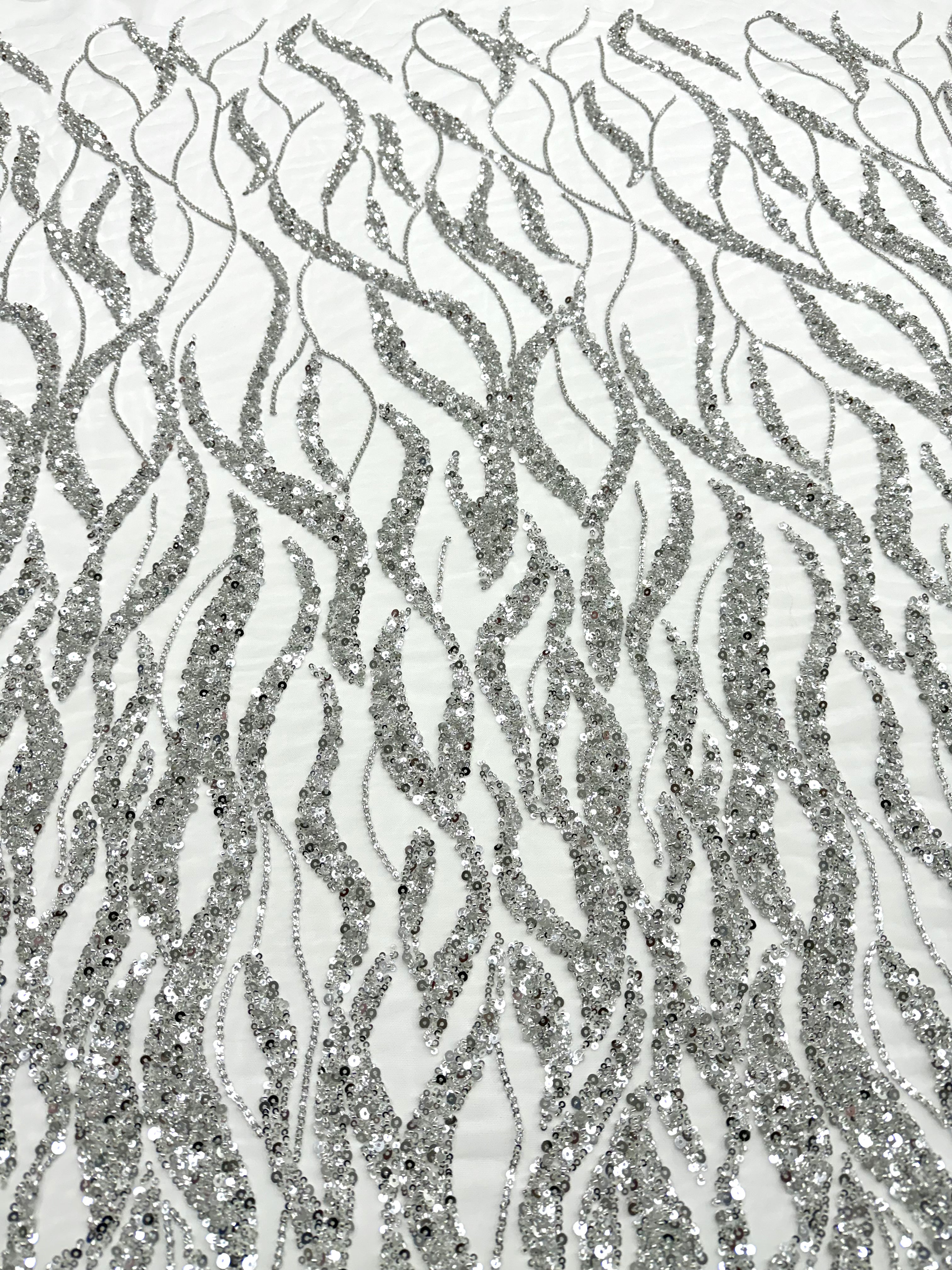 Csipke Couture ezüst tüllön, elefántcsont színben, gyöngy- és flitterfüzérekkel, gyöngyökkel és flitterekkel