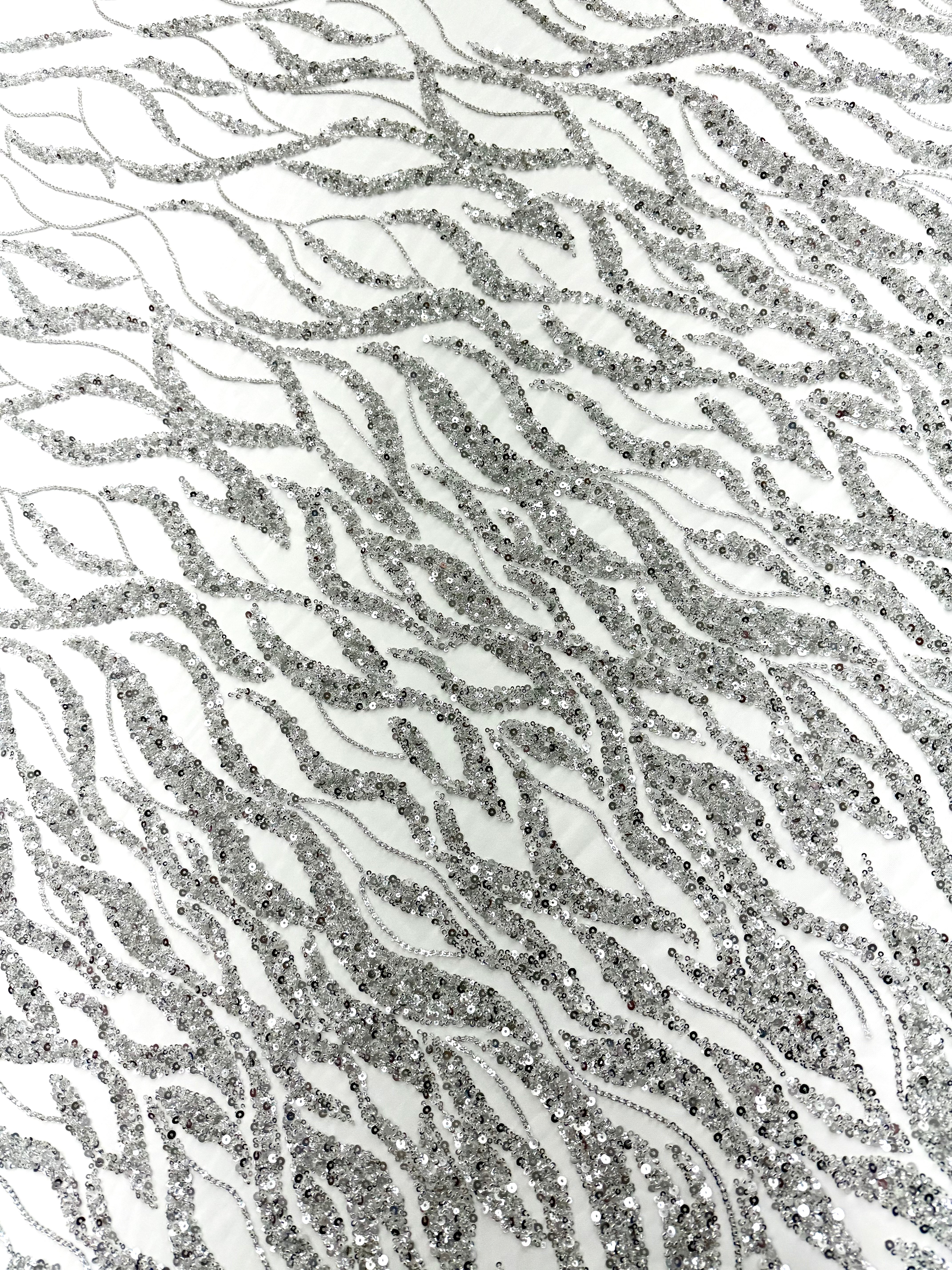 Csipke Couture ezüst tüllön, elefántcsont színben, gyöngy- és flitterfüzérekkel, gyöngyökkel és flitterekkel