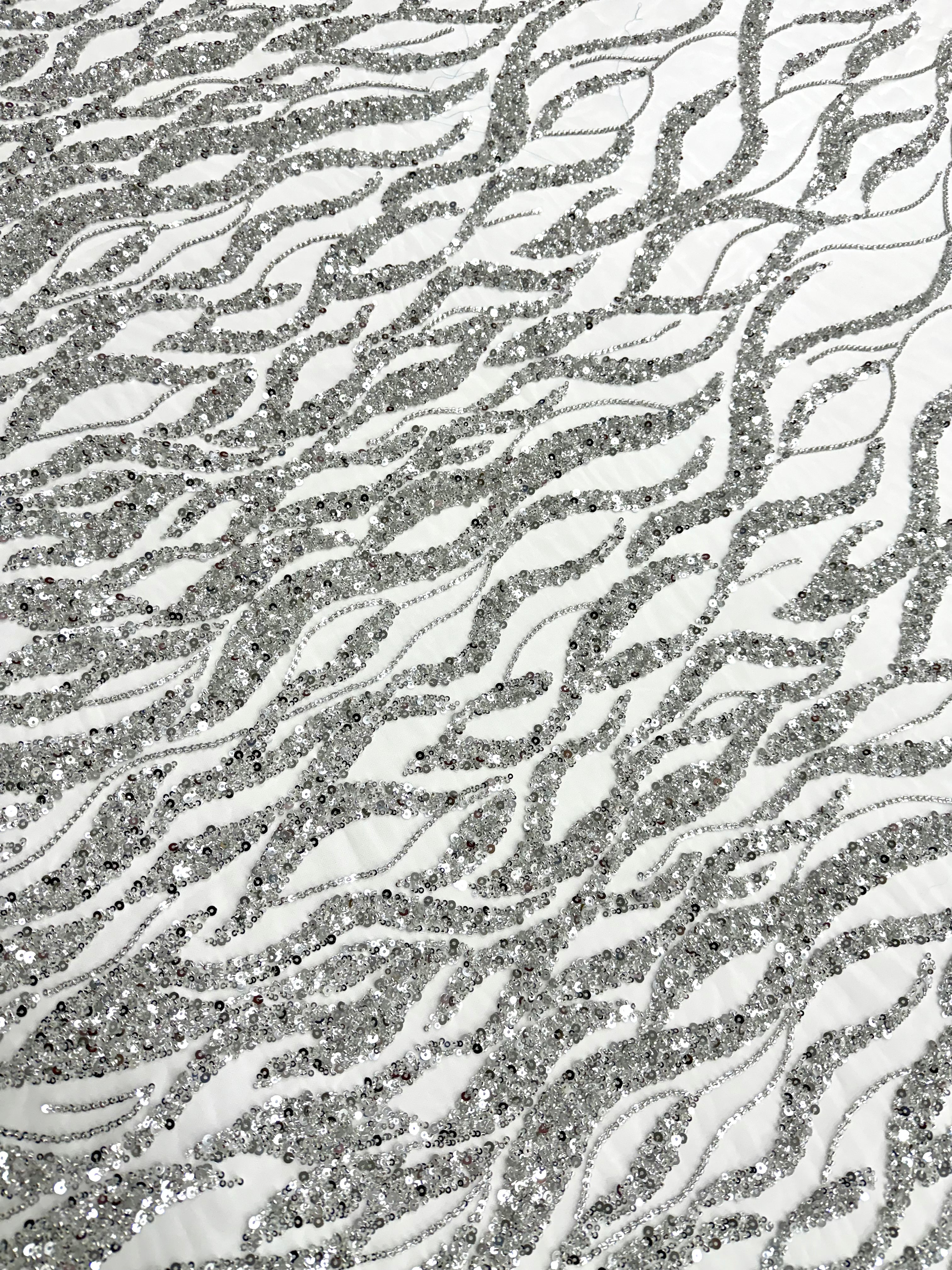 Csipke Couture ezüst tüllön, elefántcsont színben, gyöngy- és flitterfüzérekkel, gyöngyökkel és flitterekkel