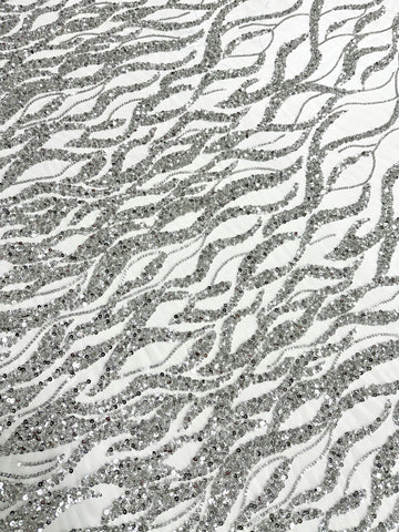 Csipke Couture ezüst tüllön, elefántcsont színben, gyöngy- és flitterfüzérekkel, gyöngyökkel és flitterekkel