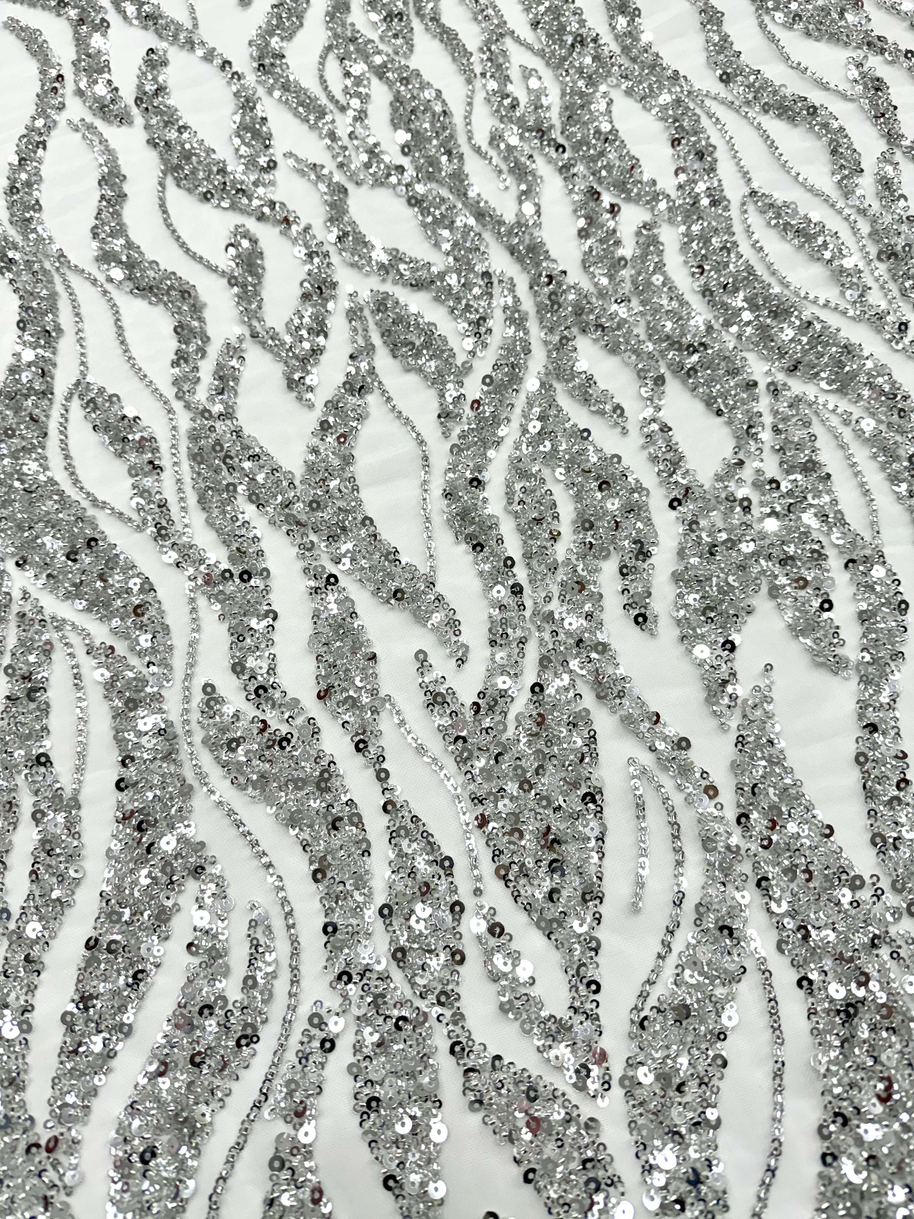 Csipke Couture ezüst tüllön, elefántcsont színben, gyöngy- és flitterfüzérekkel, gyöngyökkel és flitterekkel