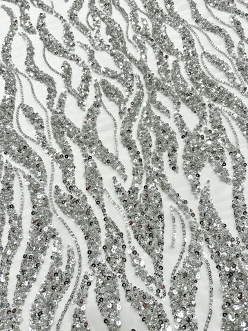 Csipke Couture ezüst tüllön, elefántcsont színben, gyöngy- és flitterfüzérekkel, gyöngyökkel és flitterekkel