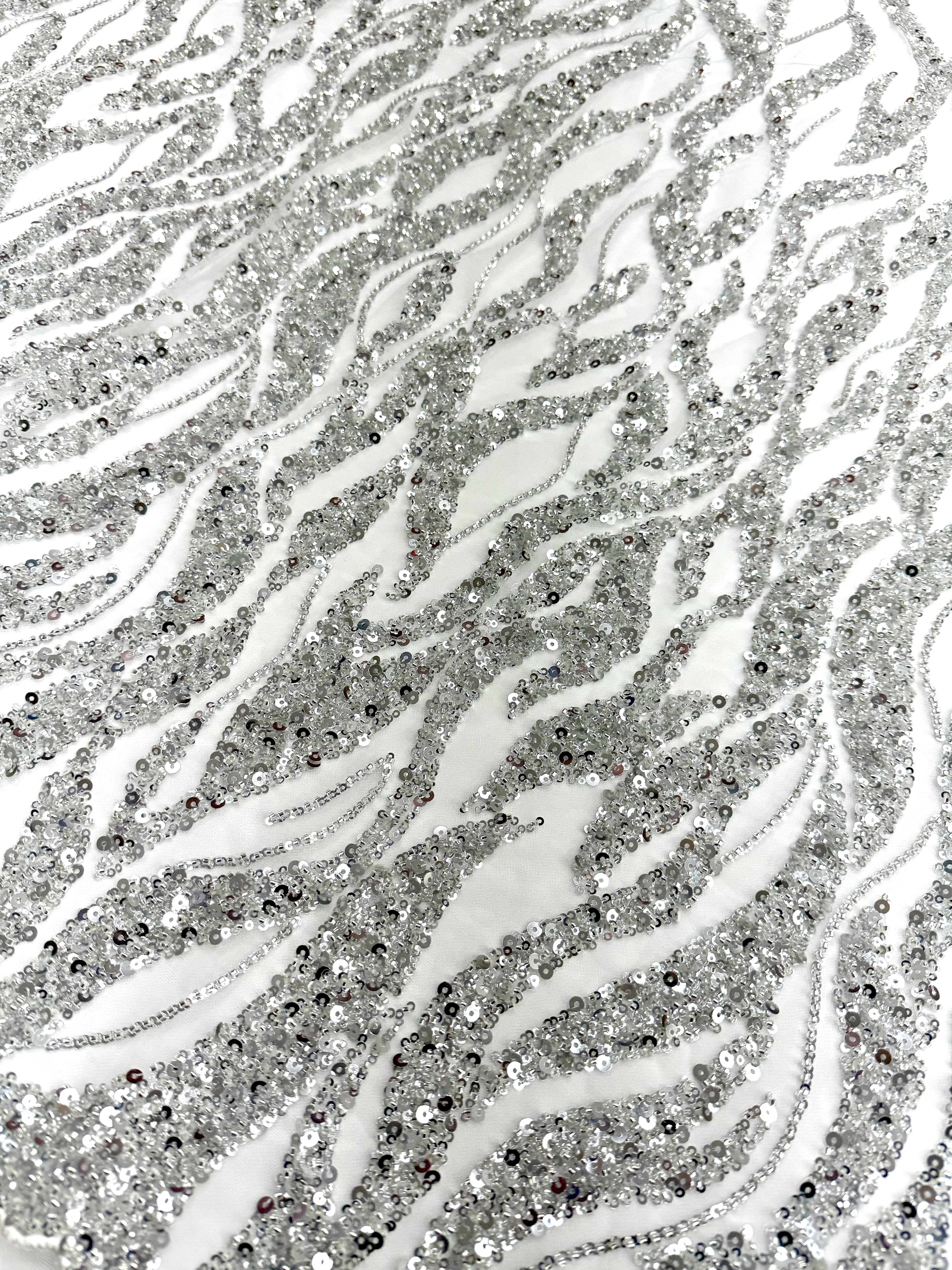 Csipke Couture ezüst tüllön, elefántcsont színben, gyöngy- és flitterfüzérekkel, gyöngyökkel és flitterekkel