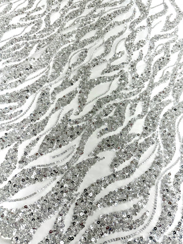 Csipke Couture ezüst tüllön, elefántcsont színben, gyöngy- és flitterfüzérekkel, gyöngyökkel és flitterekkel