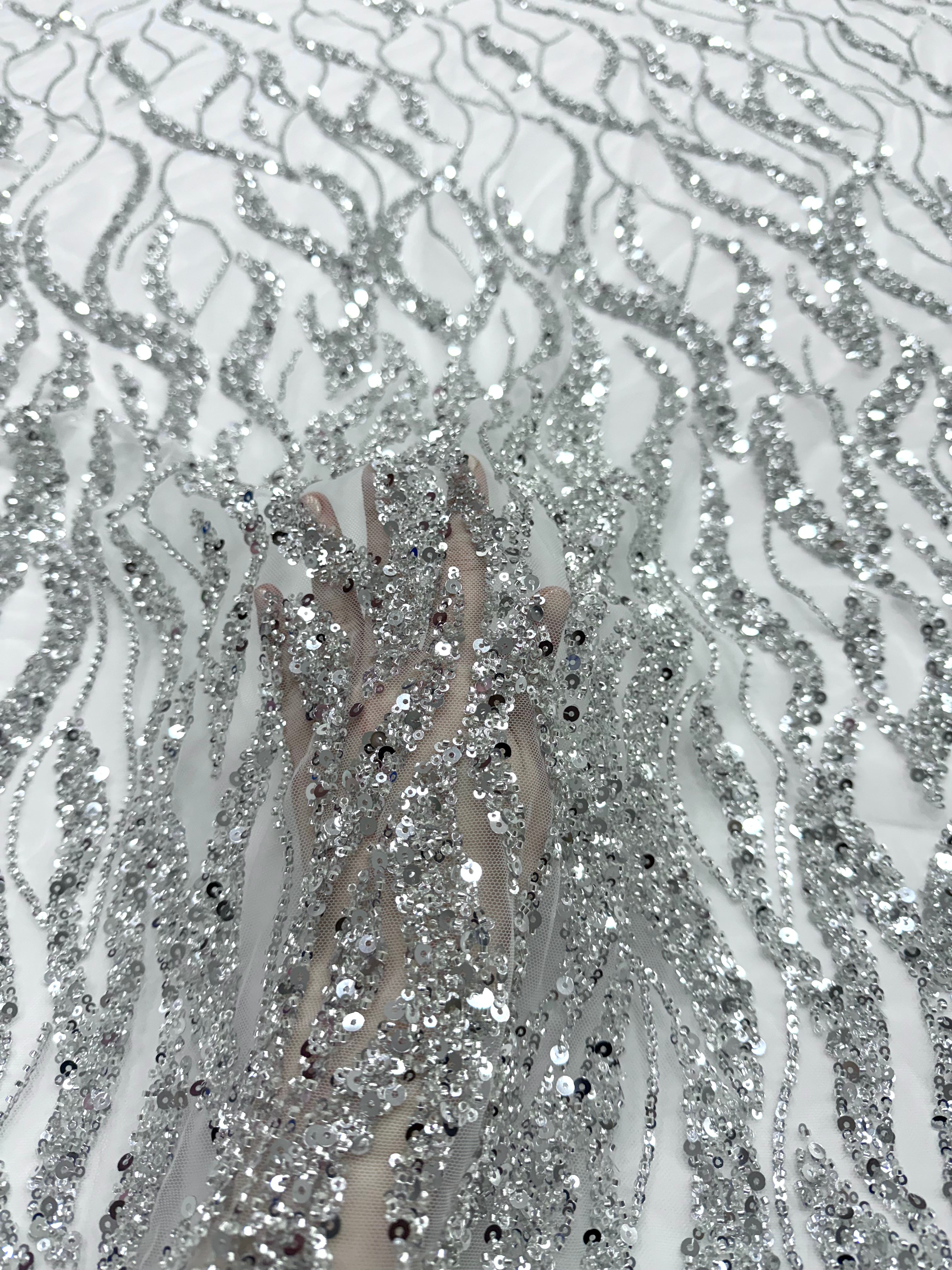 Csipke Couture ezüst tüllön, elefántcsont színben, gyöngy- és flitterfüzérekkel, gyöngyökkel és flitterekkel