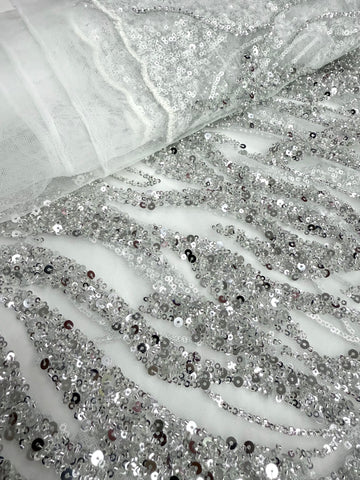 Csipke Couture ezüst tüllön, elefántcsont színben, gyöngy- és flitterfüzérekkel, gyöngyökkel és flitterekkel