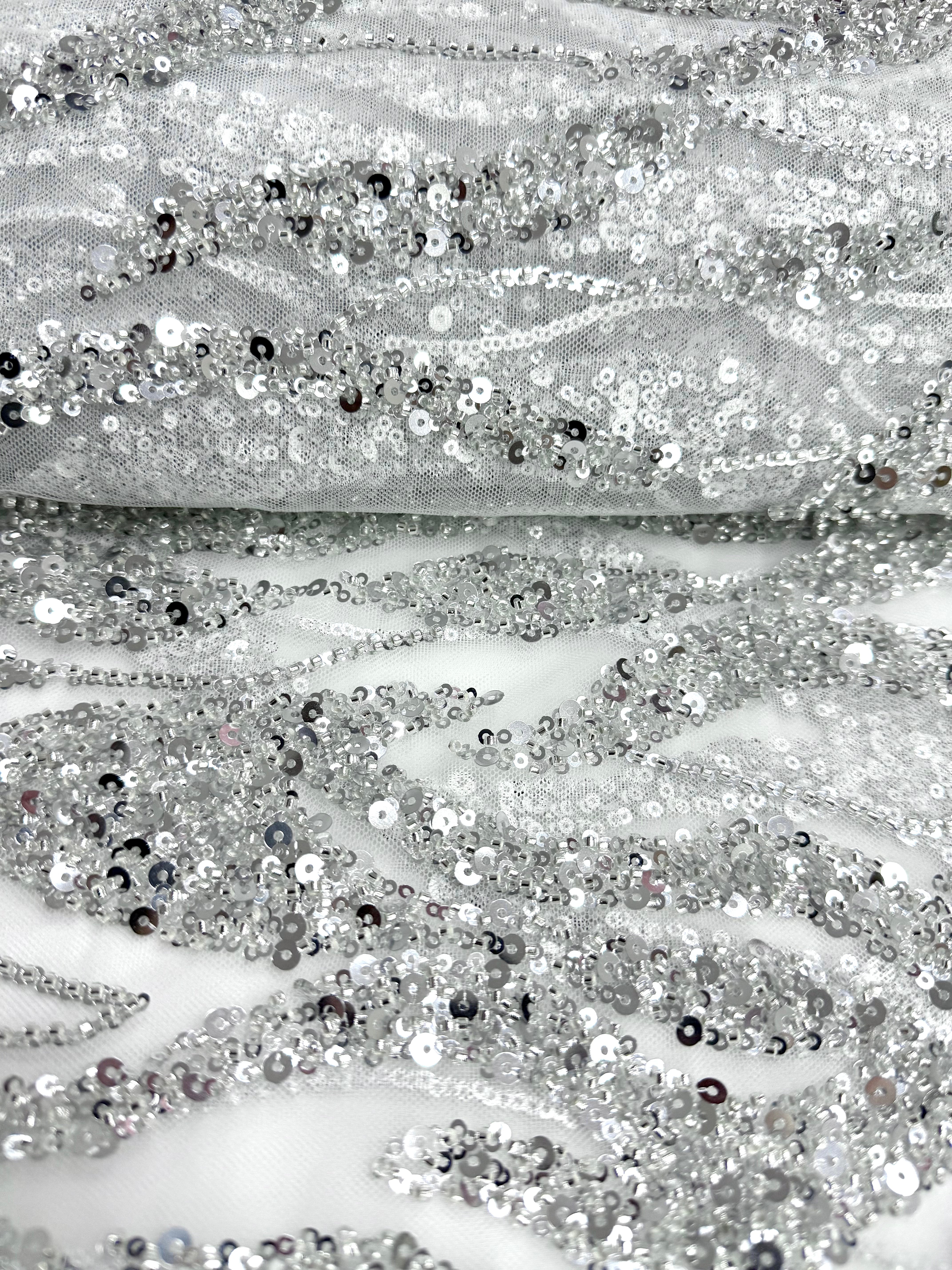 Csipke Couture ezüst tüllön, elefántcsont színben, gyöngy- és flitterfüzérekkel, gyöngyökkel és flitterekkel