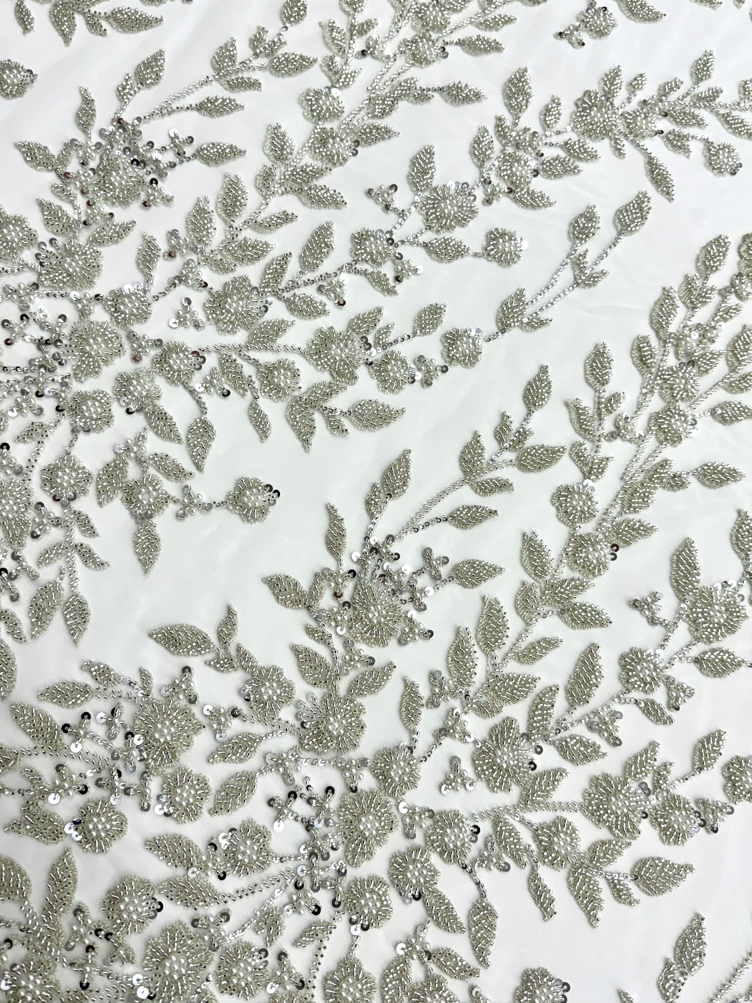 Dantela Couture Argintie pe Tulle Ivory cu Model Floral, Perle, Margele si Paiete