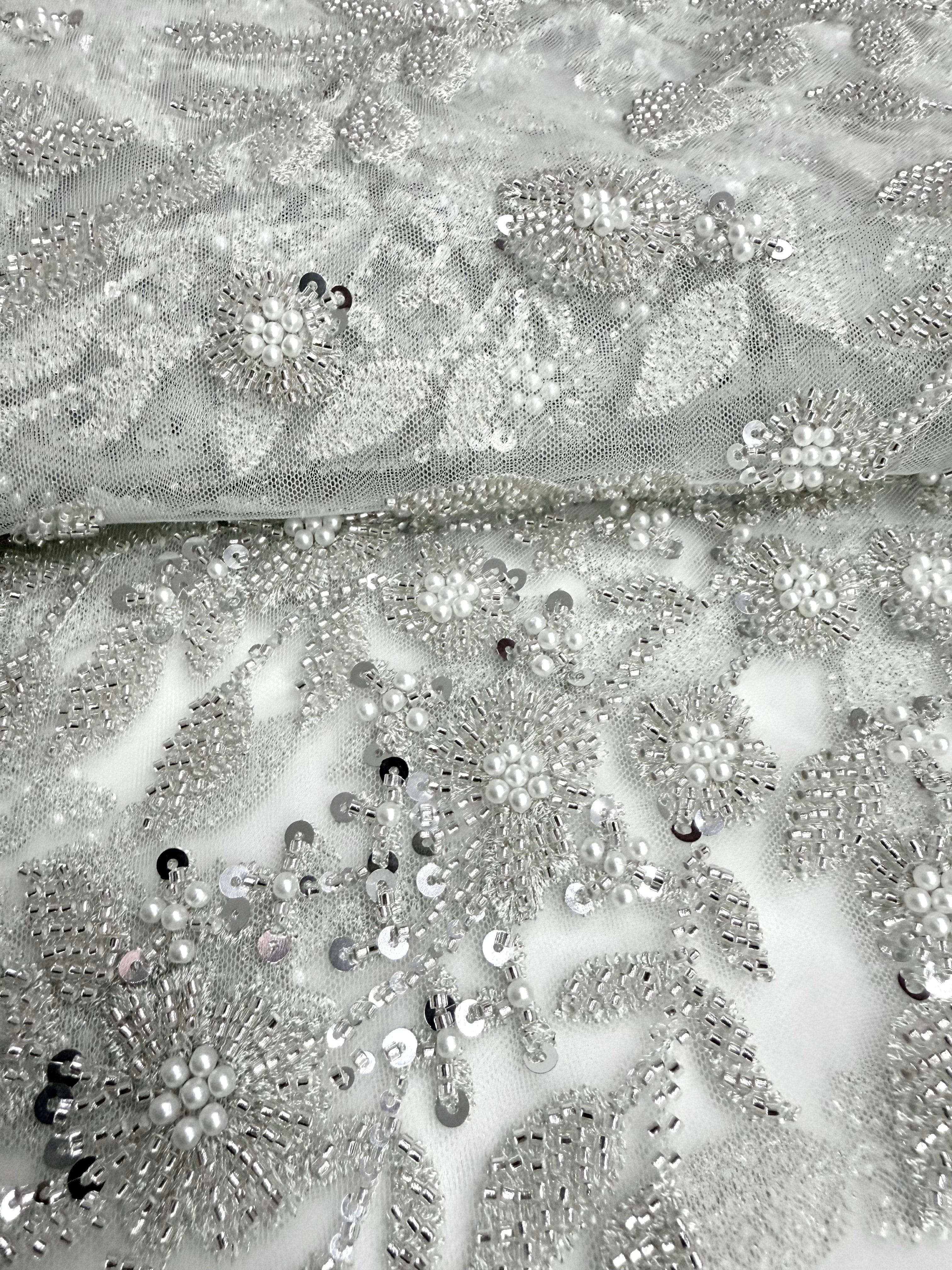 Dantela Couture Argintie pe Tulle Ivory cu Model Floral, Perle, Margele si Paiete