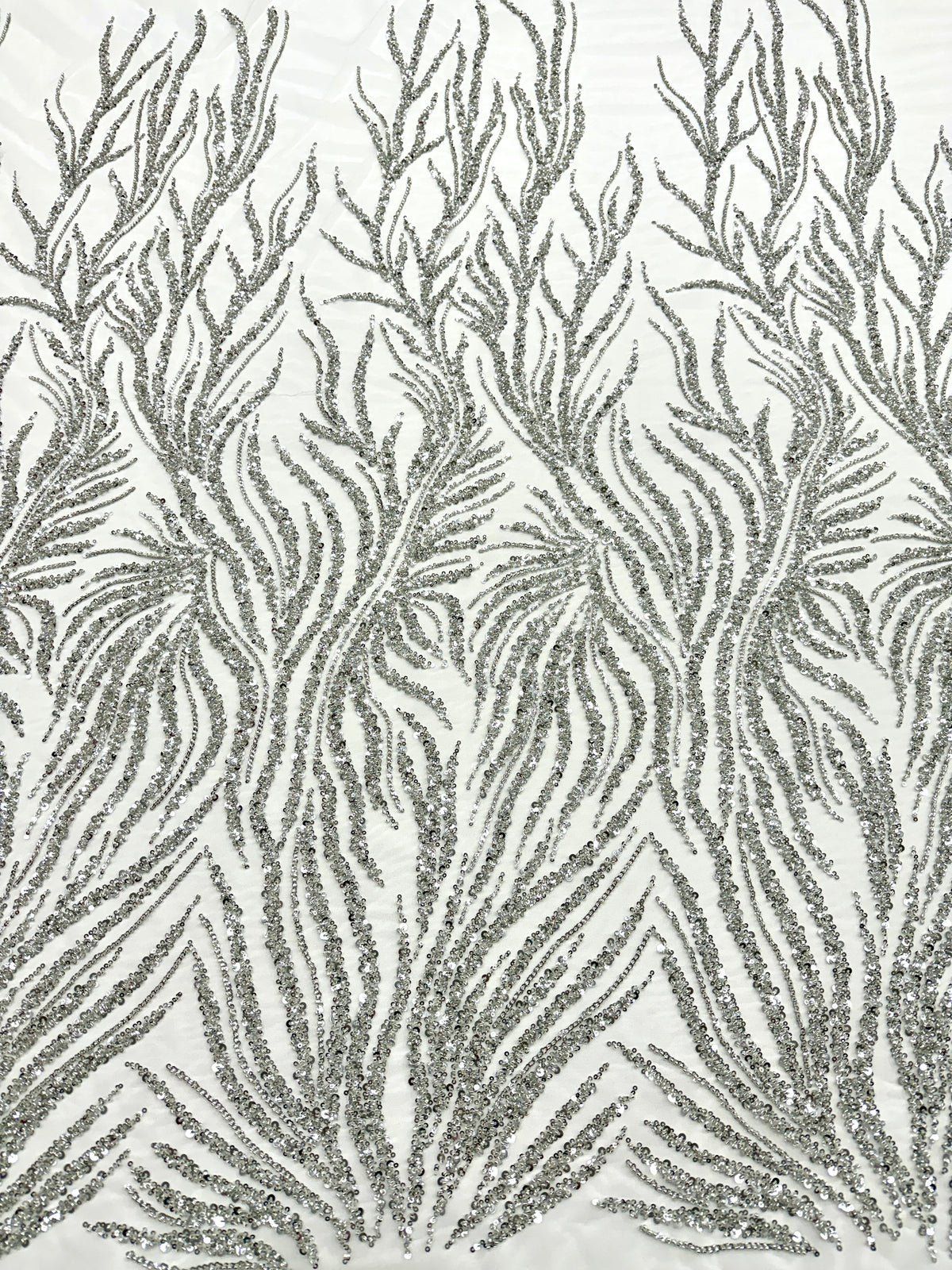 Csipke Couture ezüst tüllön, elefántcsont színben, gyöngysorokkal, gyöngyökkel és flitterekkel