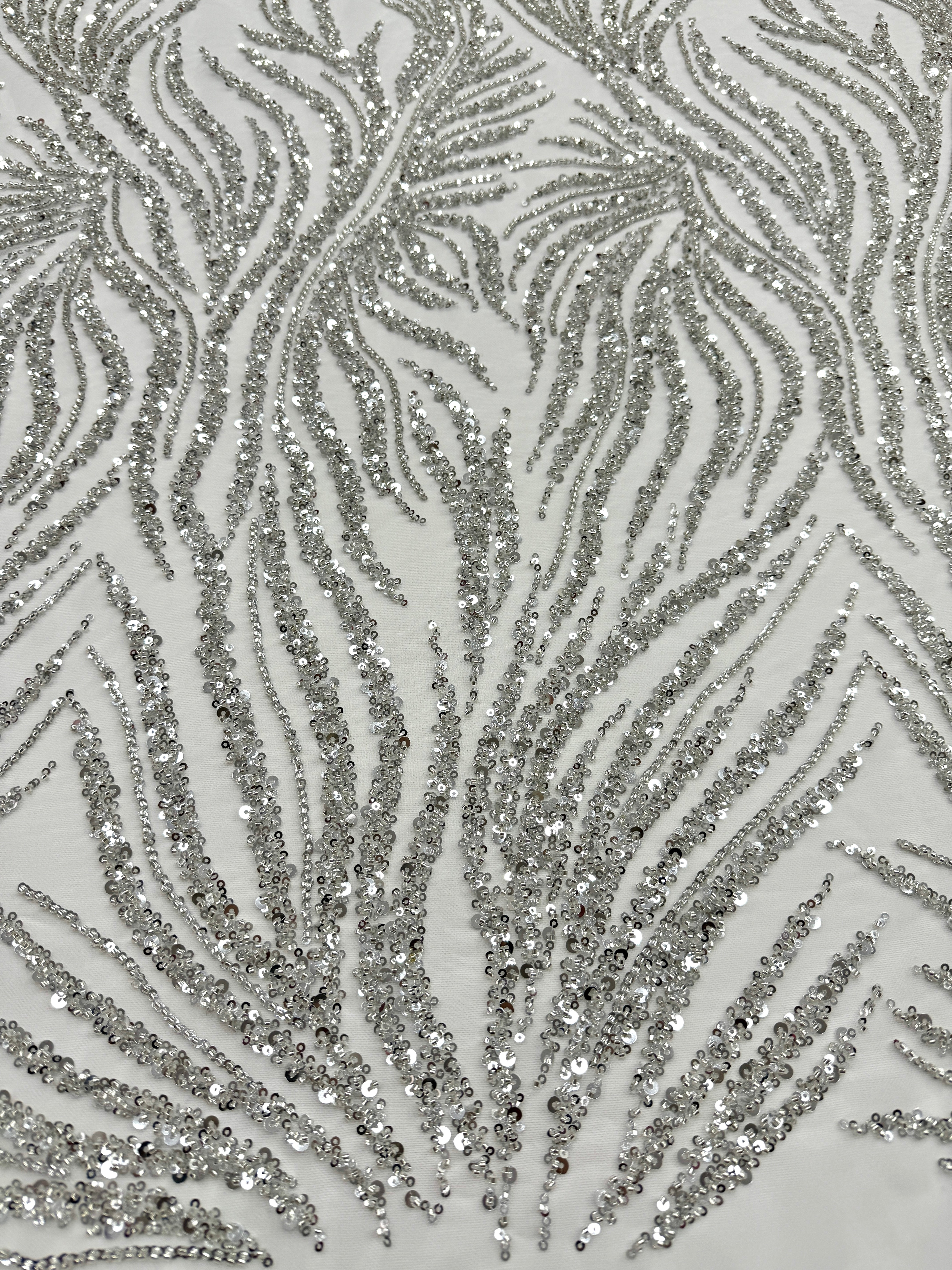 Csipke Couture ezüst tüllön, elefántcsont színben, gyöngysorokkal, gyöngyökkel és flitterekkel