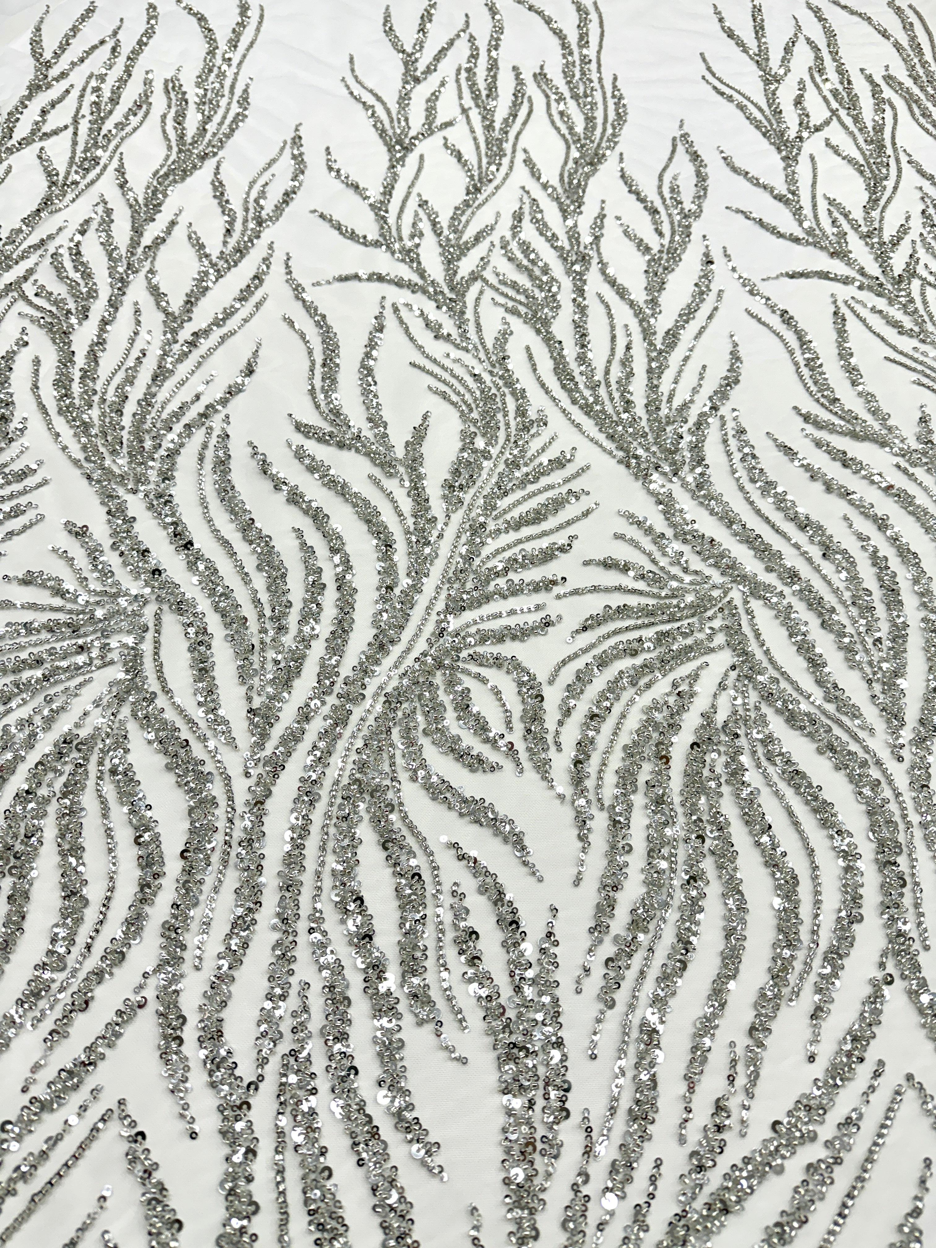 Csipke Couture ezüst tüllön, elefántcsont színben, gyöngysorokkal, gyöngyökkel és flitterekkel