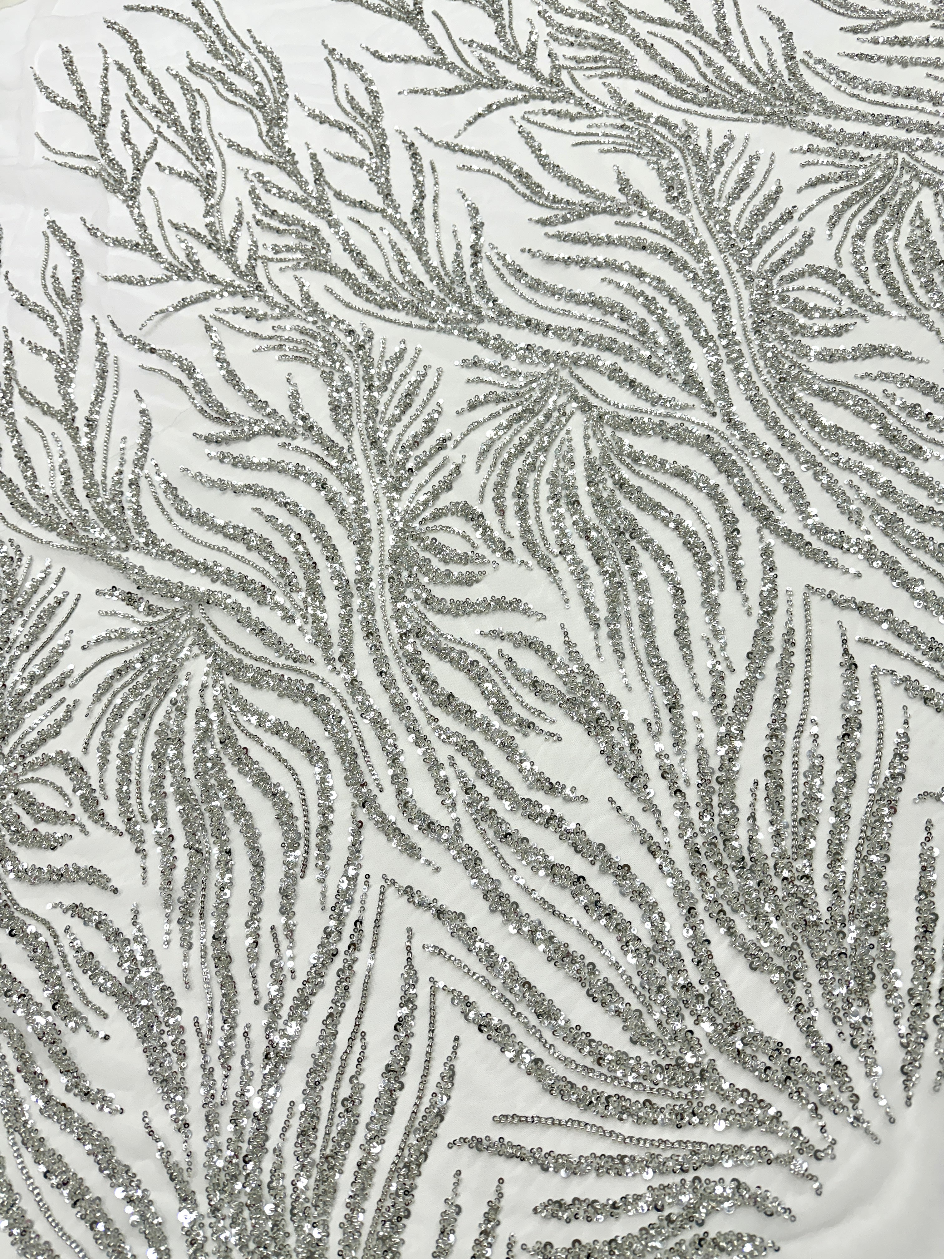 Csipke Couture ezüst tüllön, elefántcsont színben, gyöngysorokkal, gyöngyökkel és flitterekkel