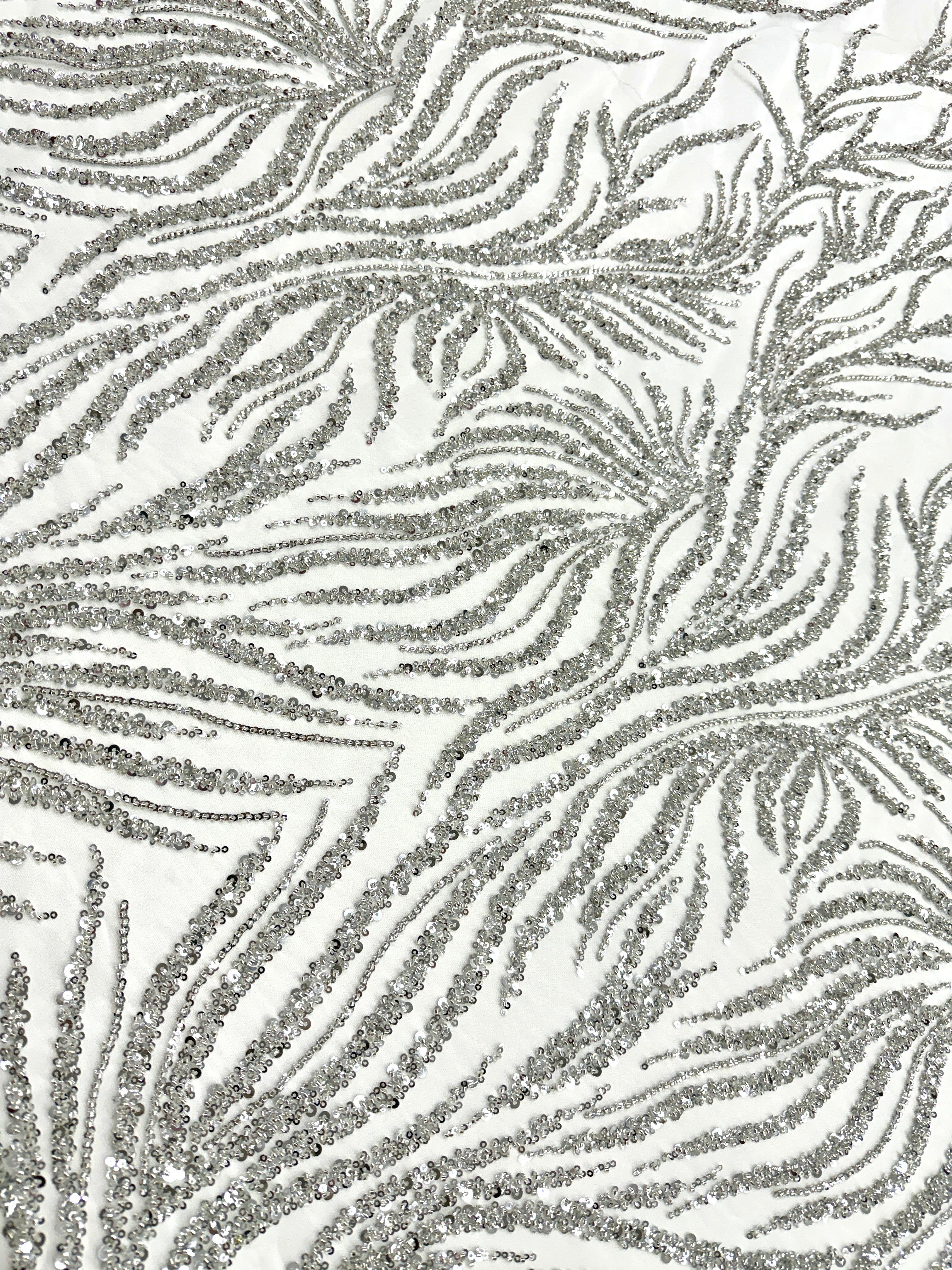 Csipke Couture ezüst tüllön, elefántcsont színben, gyöngysorokkal, gyöngyökkel és flitterekkel