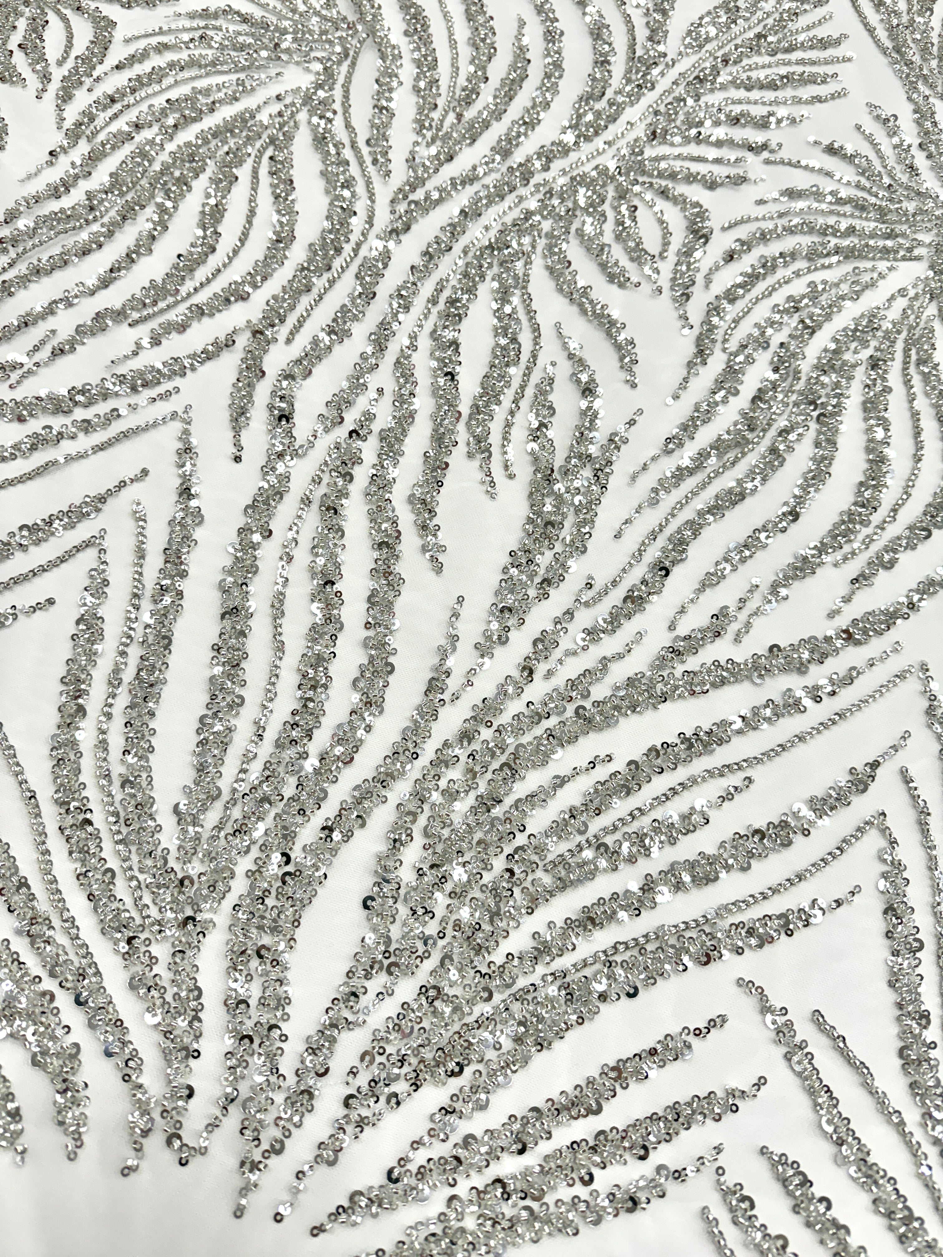 Csipke Couture ezüst tüllön, elefántcsont színben, gyöngysorokkal, gyöngyökkel és flitterekkel