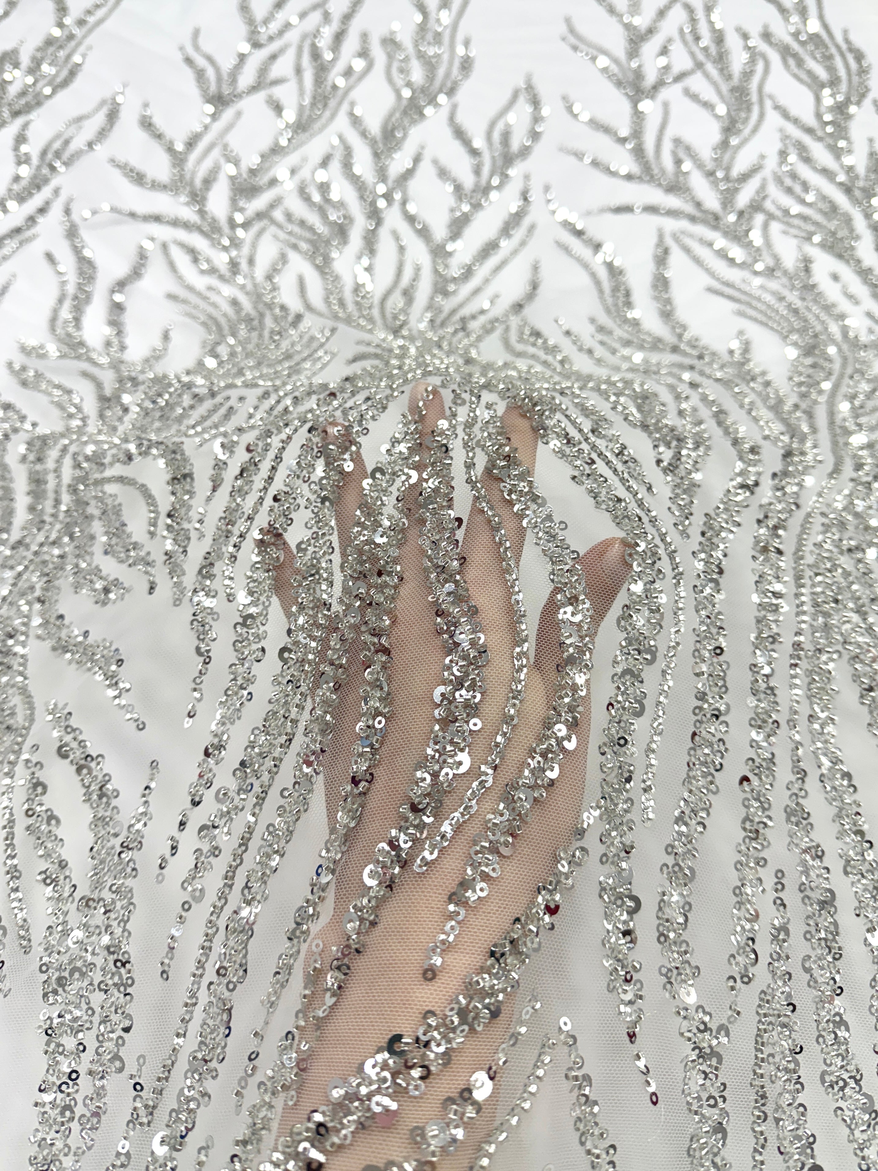 Csipke Couture ezüst tüllön, elefántcsont színben, gyöngysorokkal, gyöngyökkel és flitterekkel