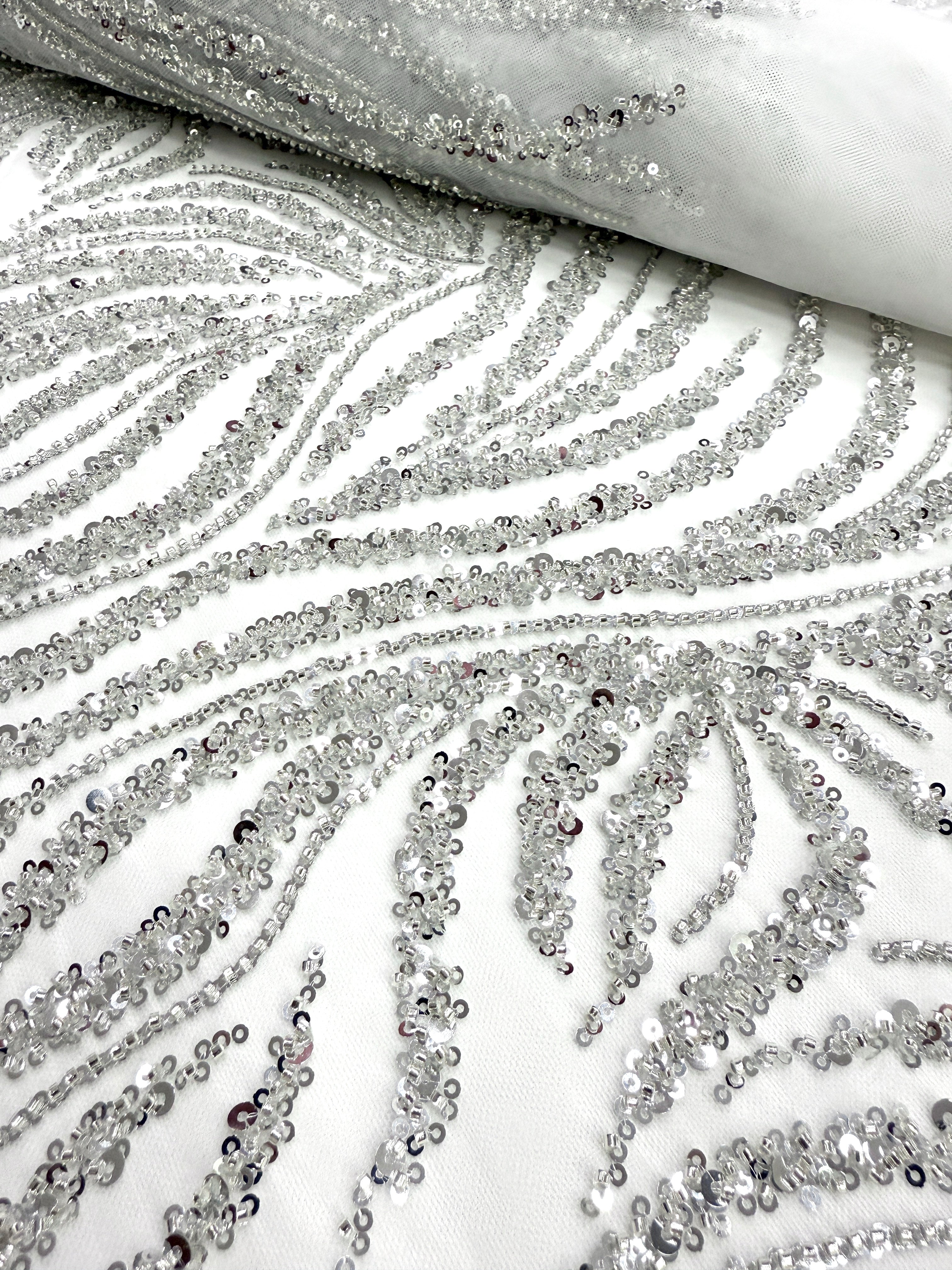 Csipke Couture ezüst tüllön, elefántcsont színben, gyöngysorokkal, gyöngyökkel és flitterekkel