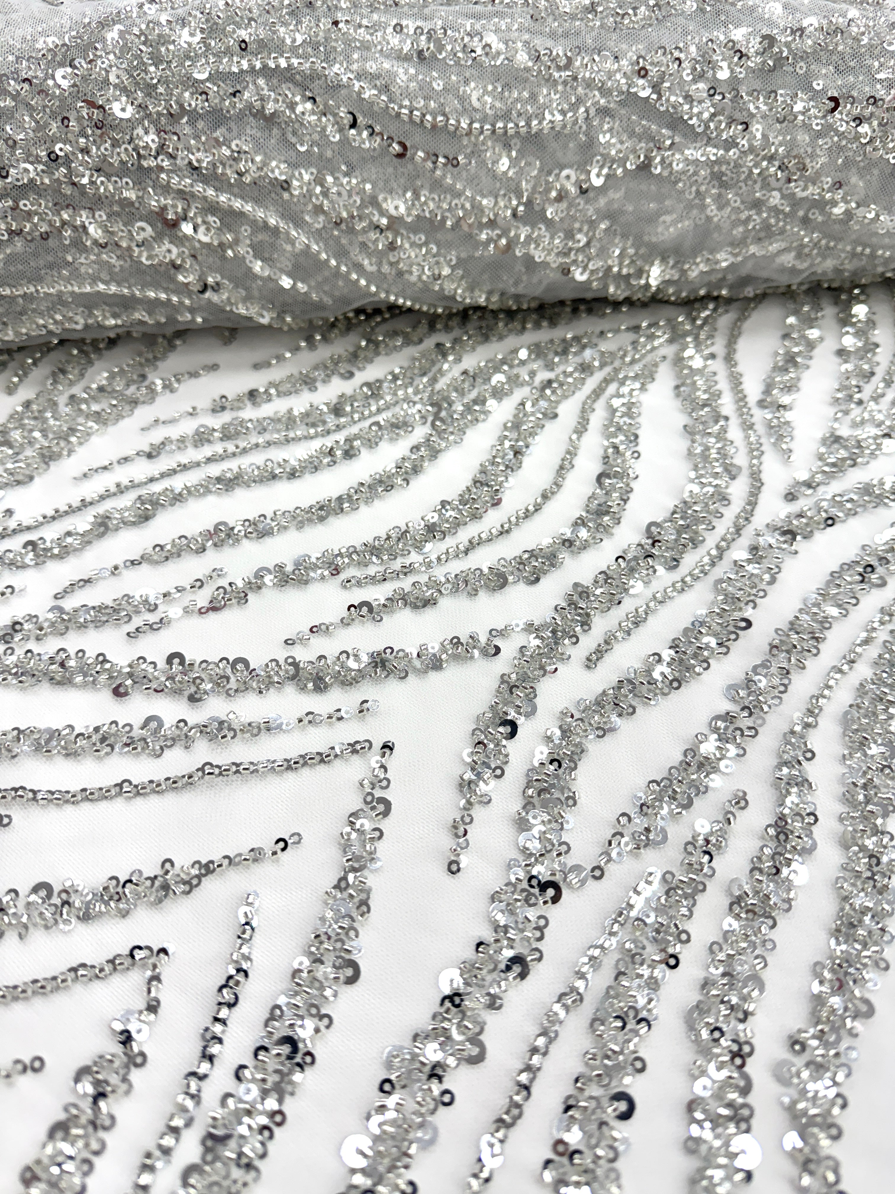 Csipke Couture ezüst tüllön, elefántcsont színben, gyöngysorokkal, gyöngyökkel és flitterekkel