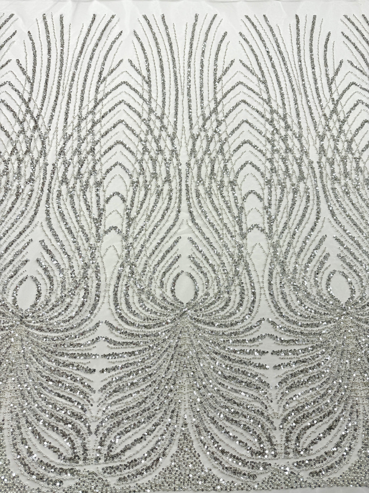 Csipke Couture ezüst tüllön, elefántcsont színben, panellel, gyöngyökkel, gyöngy díszítéssel és flitterekkel