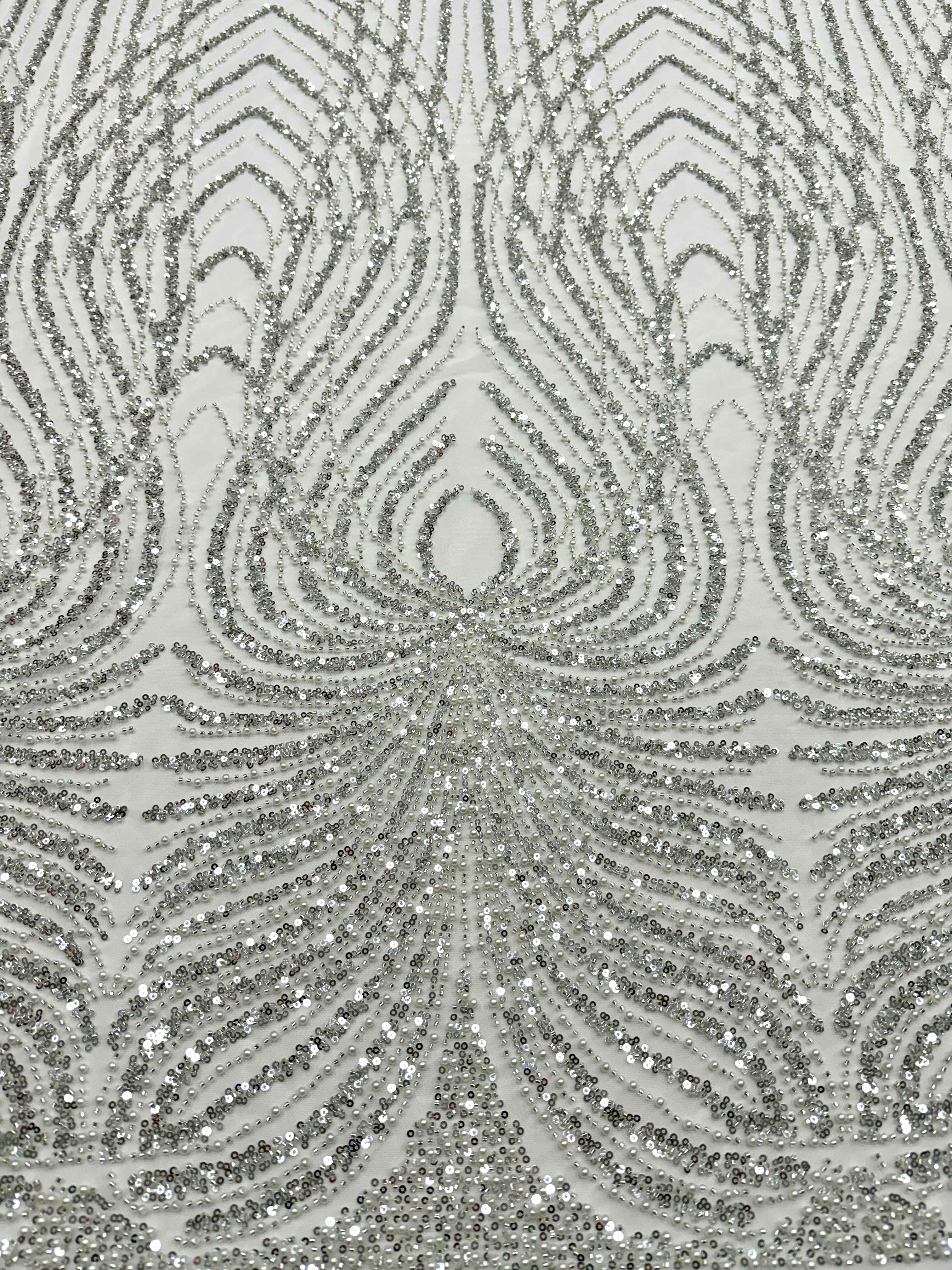 Csipke Couture ezüst tüllön, elefántcsont színben, panellel, gyöngyökkel, gyöngy díszítéssel és flitterekkel