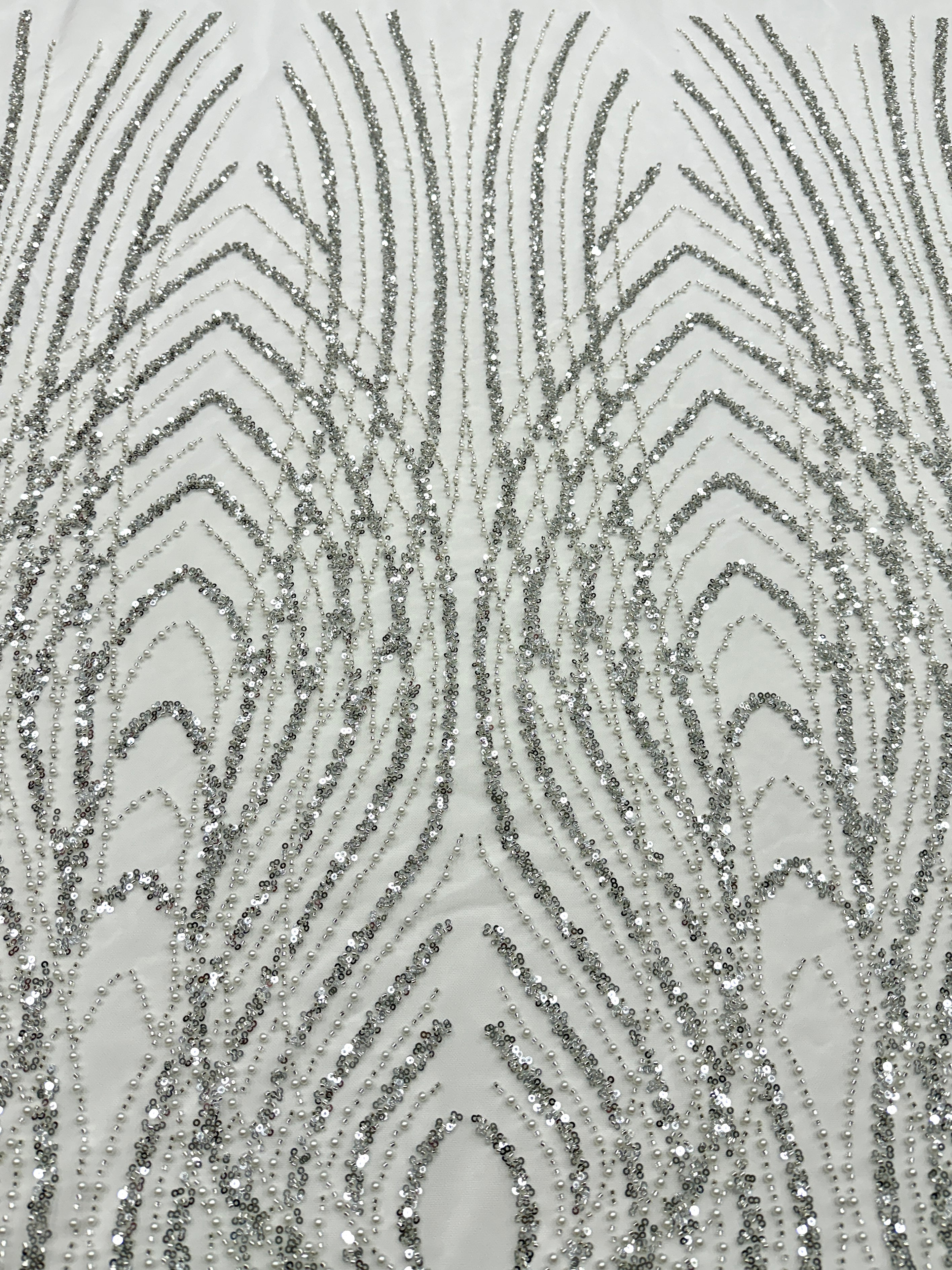 Csipke Couture ezüst tüllön, elefántcsont színben, panellel, gyöngyökkel, gyöngy díszítéssel és flitterekkel