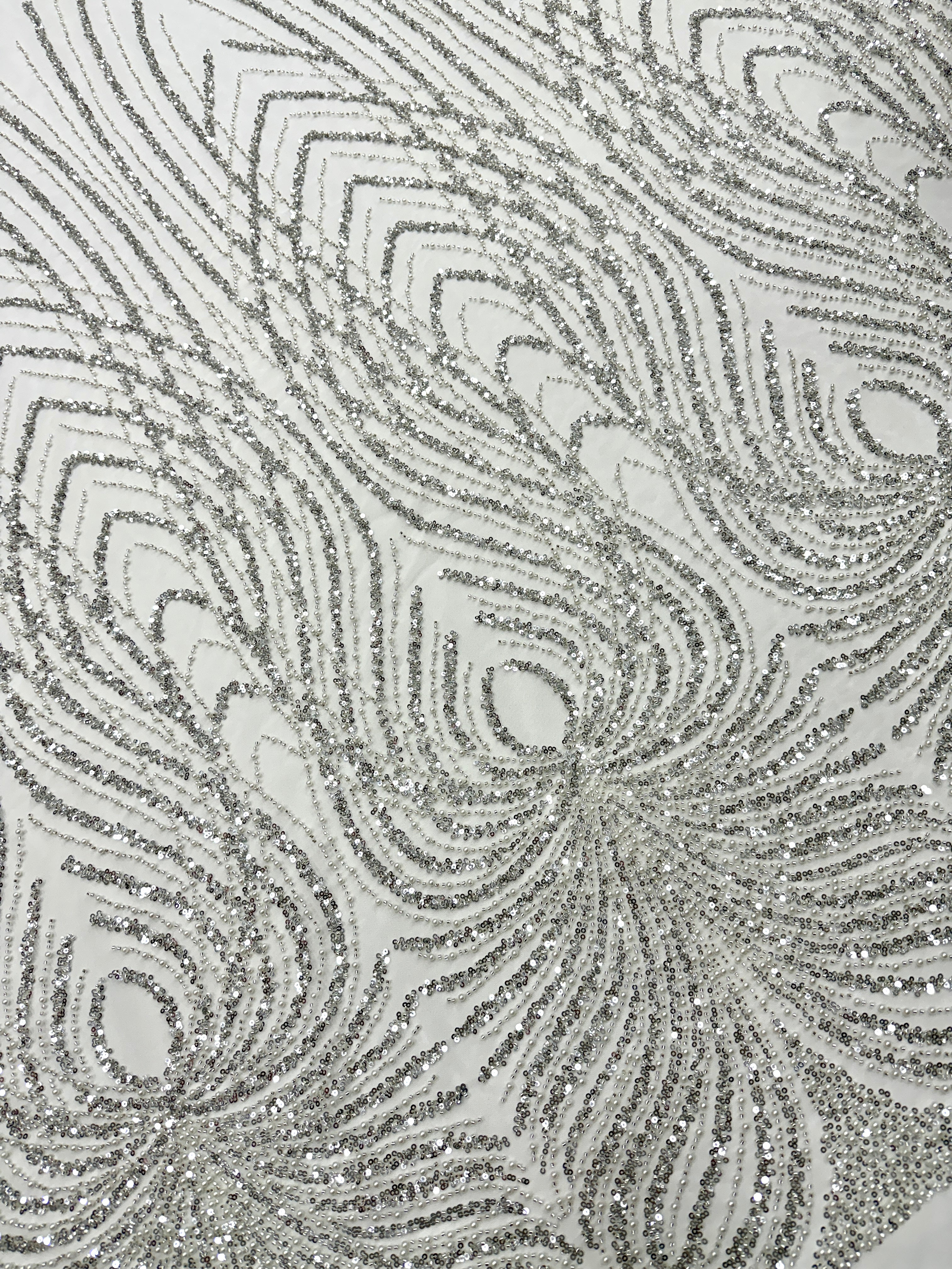 Csipke Couture ezüst tüllön, elefántcsont színben, panellel, gyöngyökkel, gyöngy díszítéssel és flitterekkel