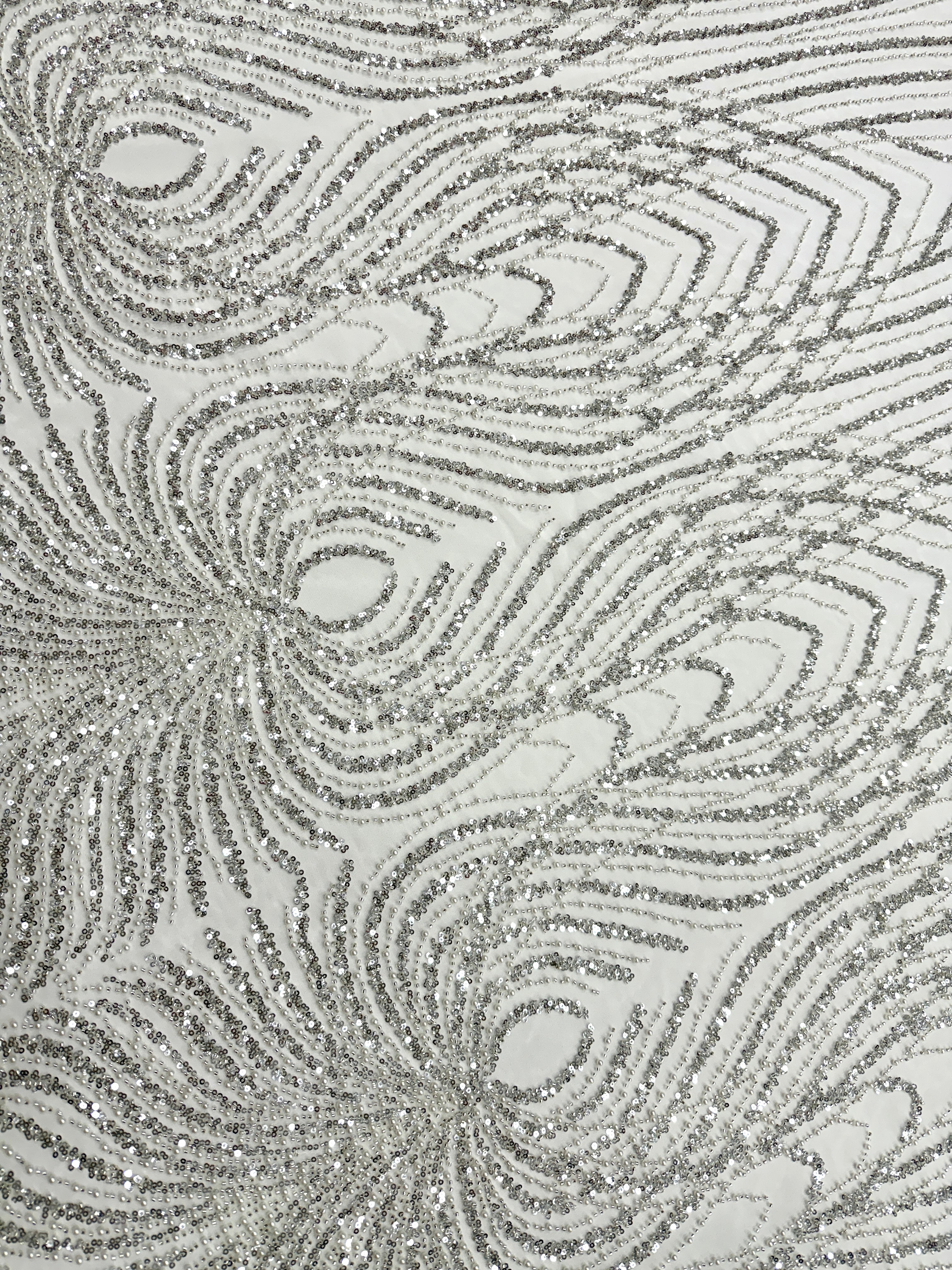 Csipke Couture ezüst tüllön, elefántcsont színben, panellel, gyöngyökkel, gyöngy díszítéssel és flitterekkel