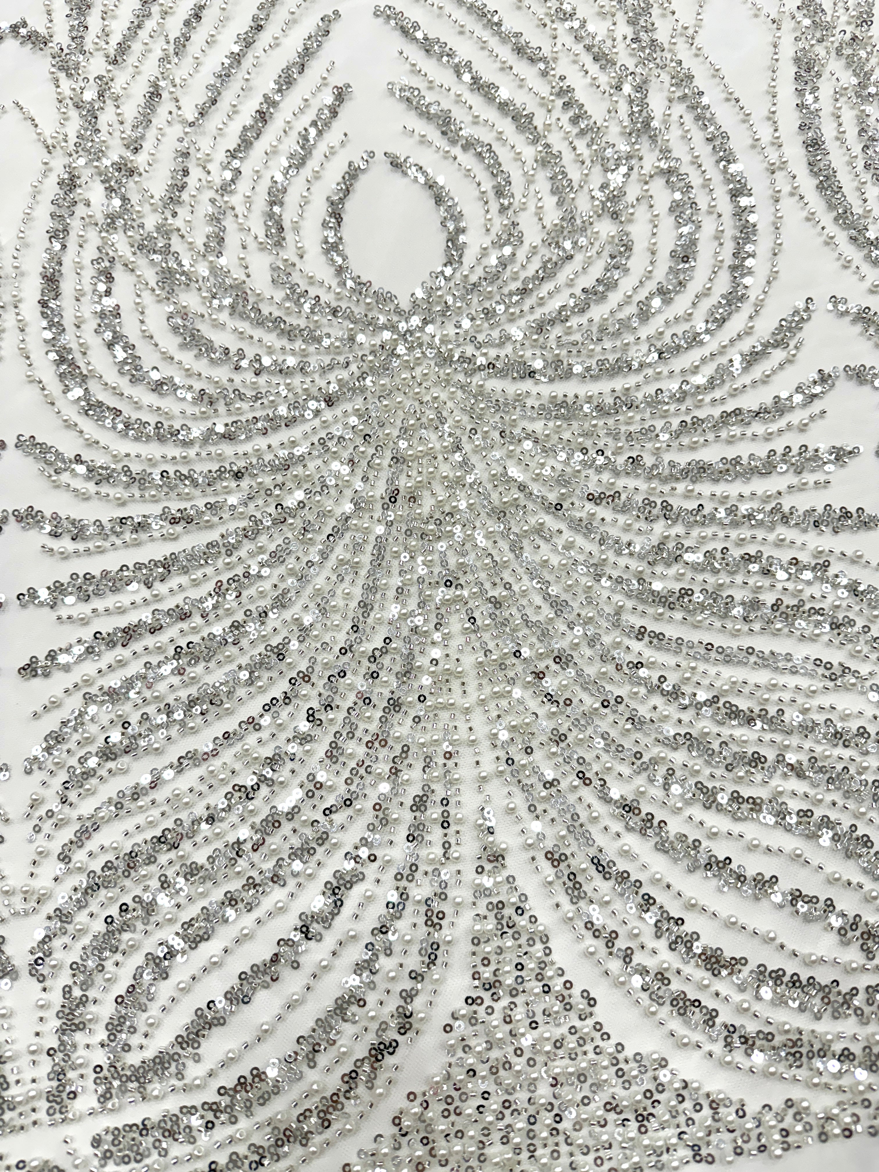 Csipke Couture ezüst tüllön, elefántcsont színben, panellel, gyöngyökkel, gyöngy díszítéssel és flitterekkel