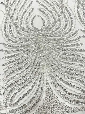 Csipke Couture ezüst tüllön, elefántcsont színben, panellel, gyöngyökkel, gyöngy díszítéssel és flitterekkel