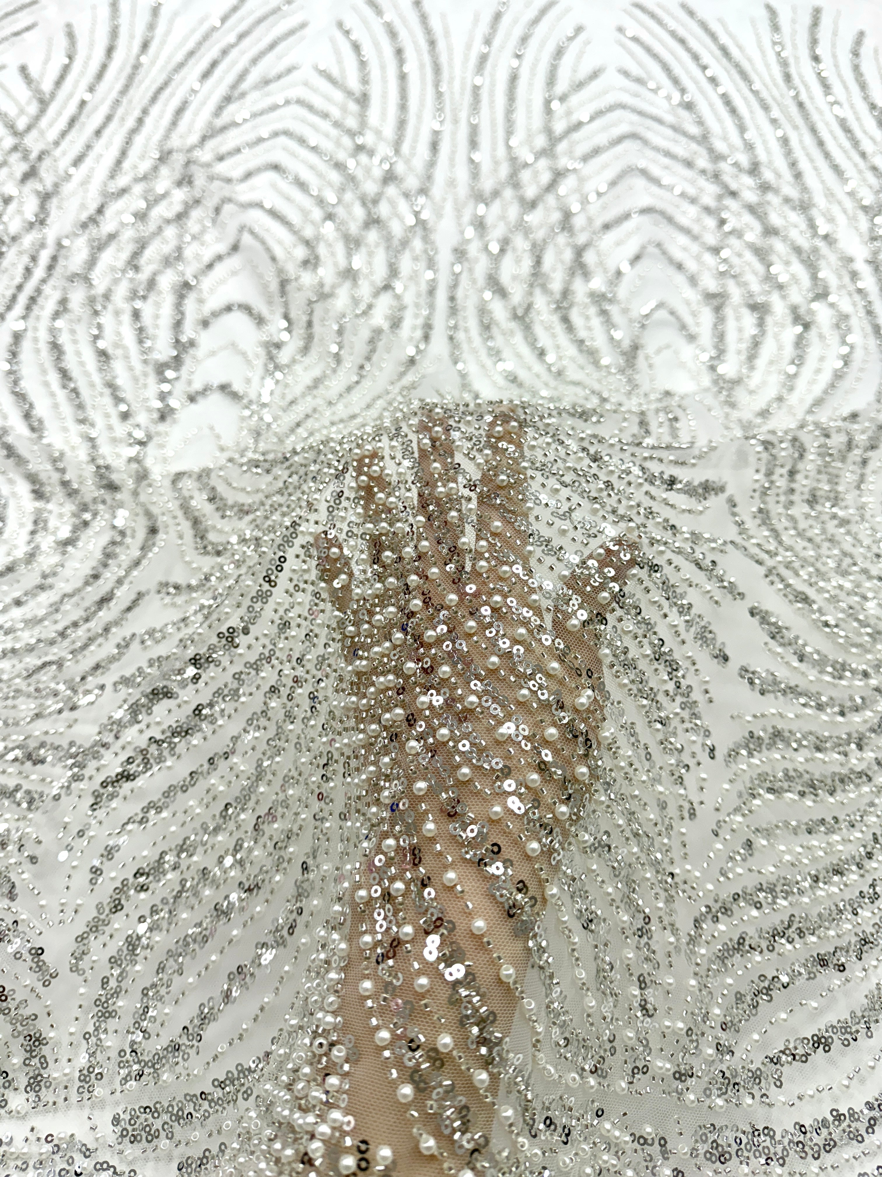 Csipke Couture ezüst tüllön, elefántcsont színben, panellel, gyöngyökkel, gyöngy díszítéssel és flitterekkel