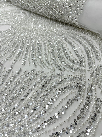 Csipke Couture ezüst tüllön, elefántcsont színben, panellel, gyöngyökkel, gyöngy díszítéssel és flitterekkel