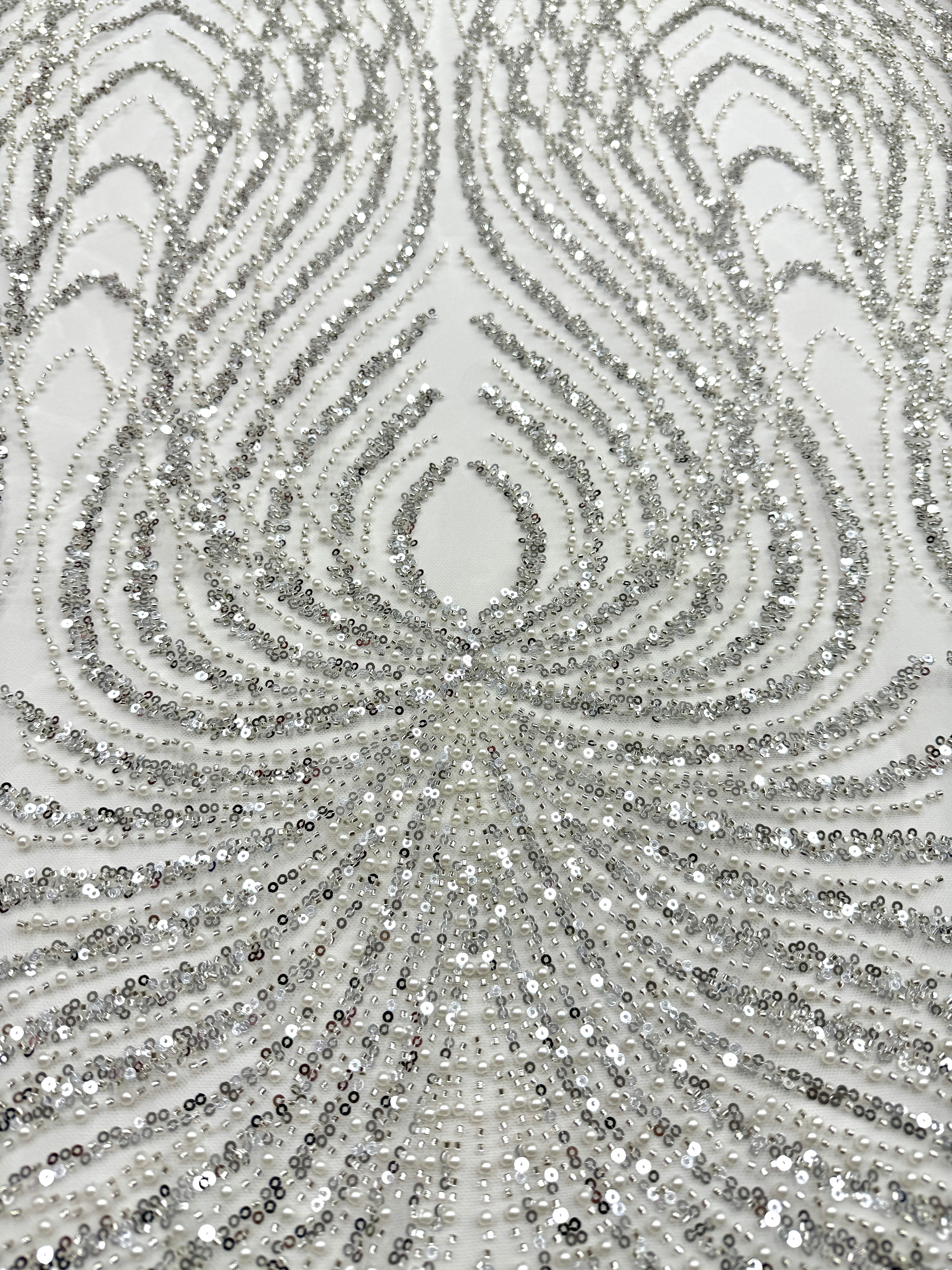 Csipke Couture ezüst tüllön, elefántcsont színben, panellel, gyöngyökkel, gyöngy díszítéssel és flitterekkel