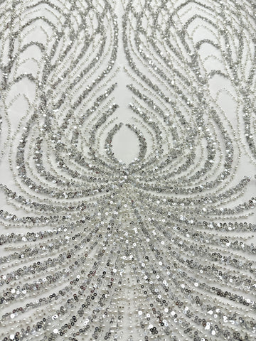 Csipke Couture ezüst tüllön, elefántcsont színben, panellel, gyöngyökkel, gyöngy díszítéssel és flitterekkel