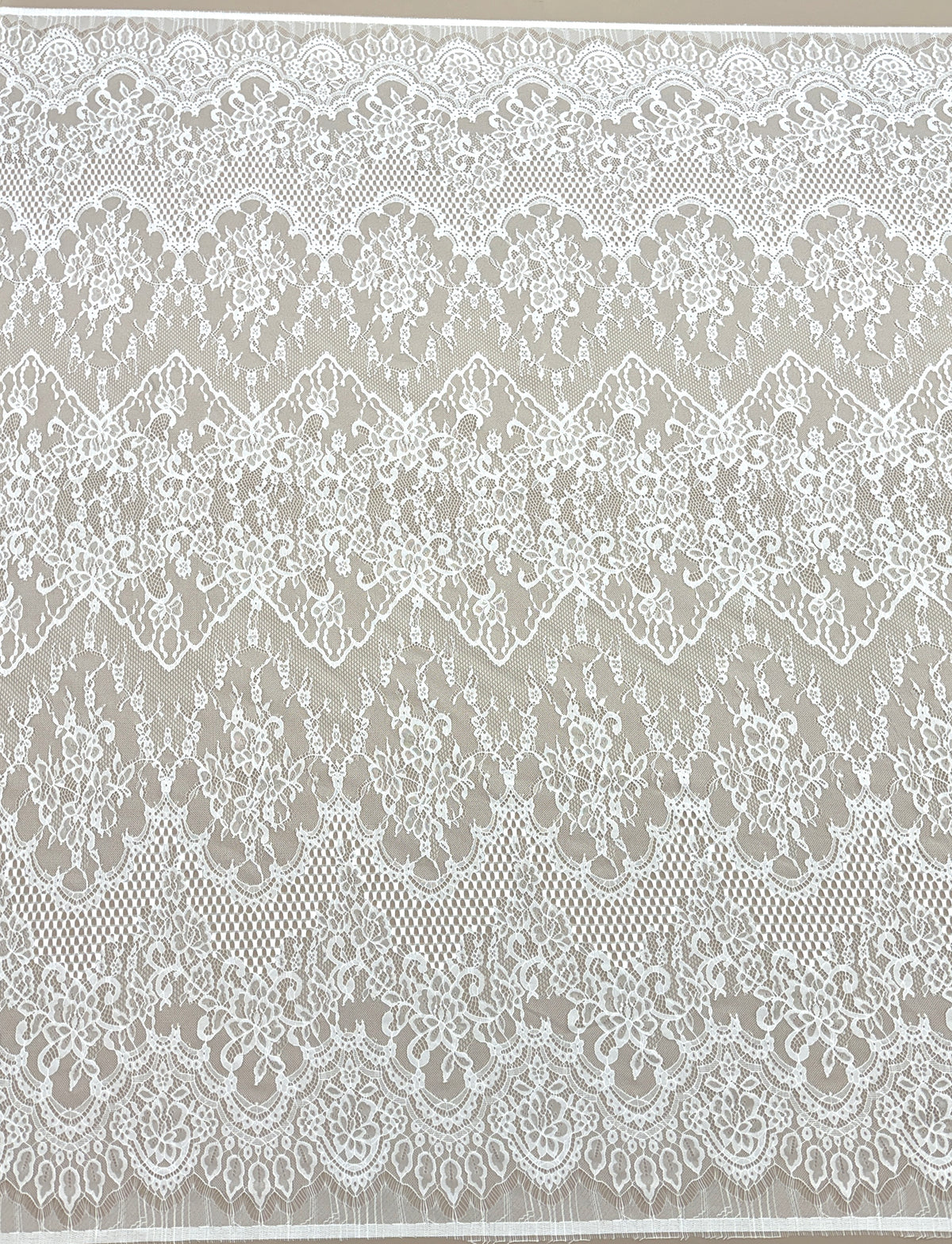 Csipke Chantilly Ivory - 3 m darab