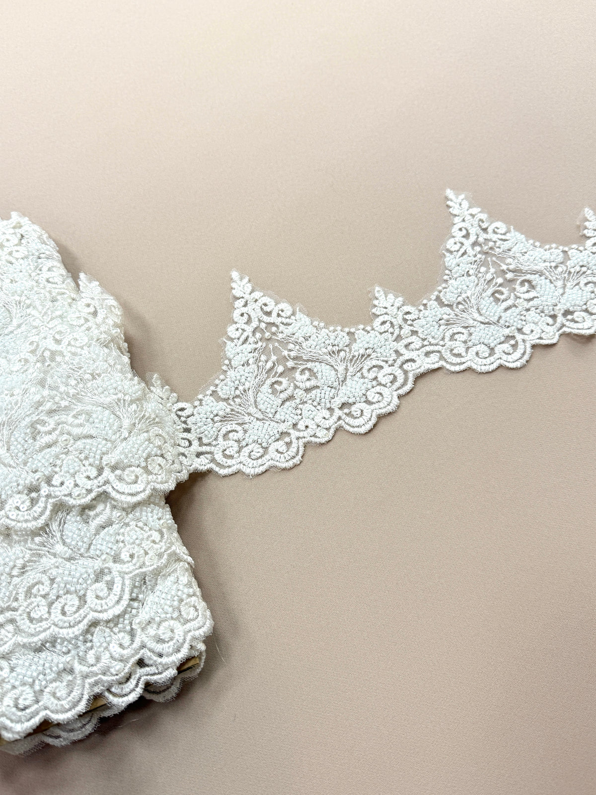 Dantela Bordura cu Perle, Margele si Paiete