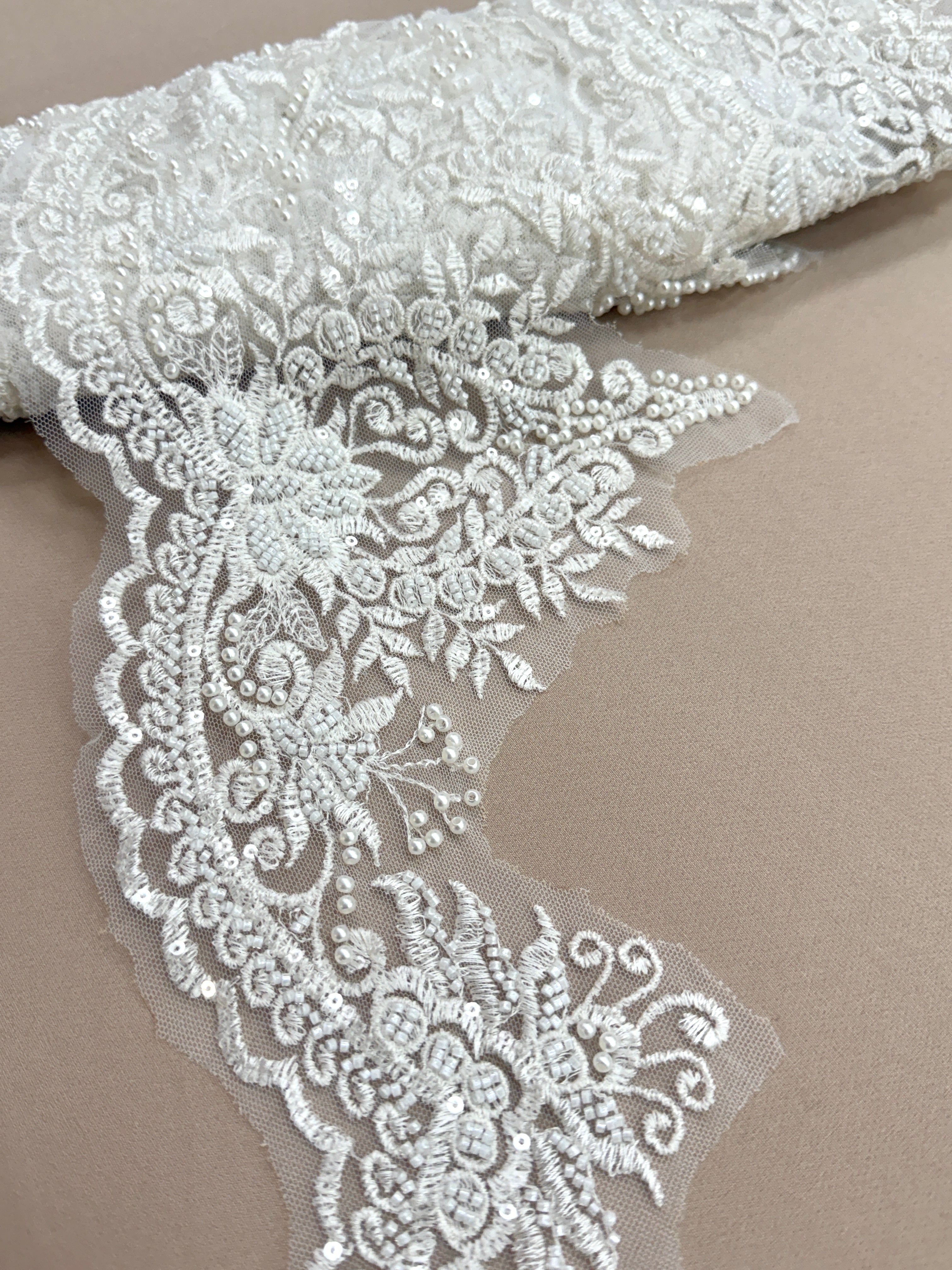 Dantela Bordura cu Perle, Margele si Paiete